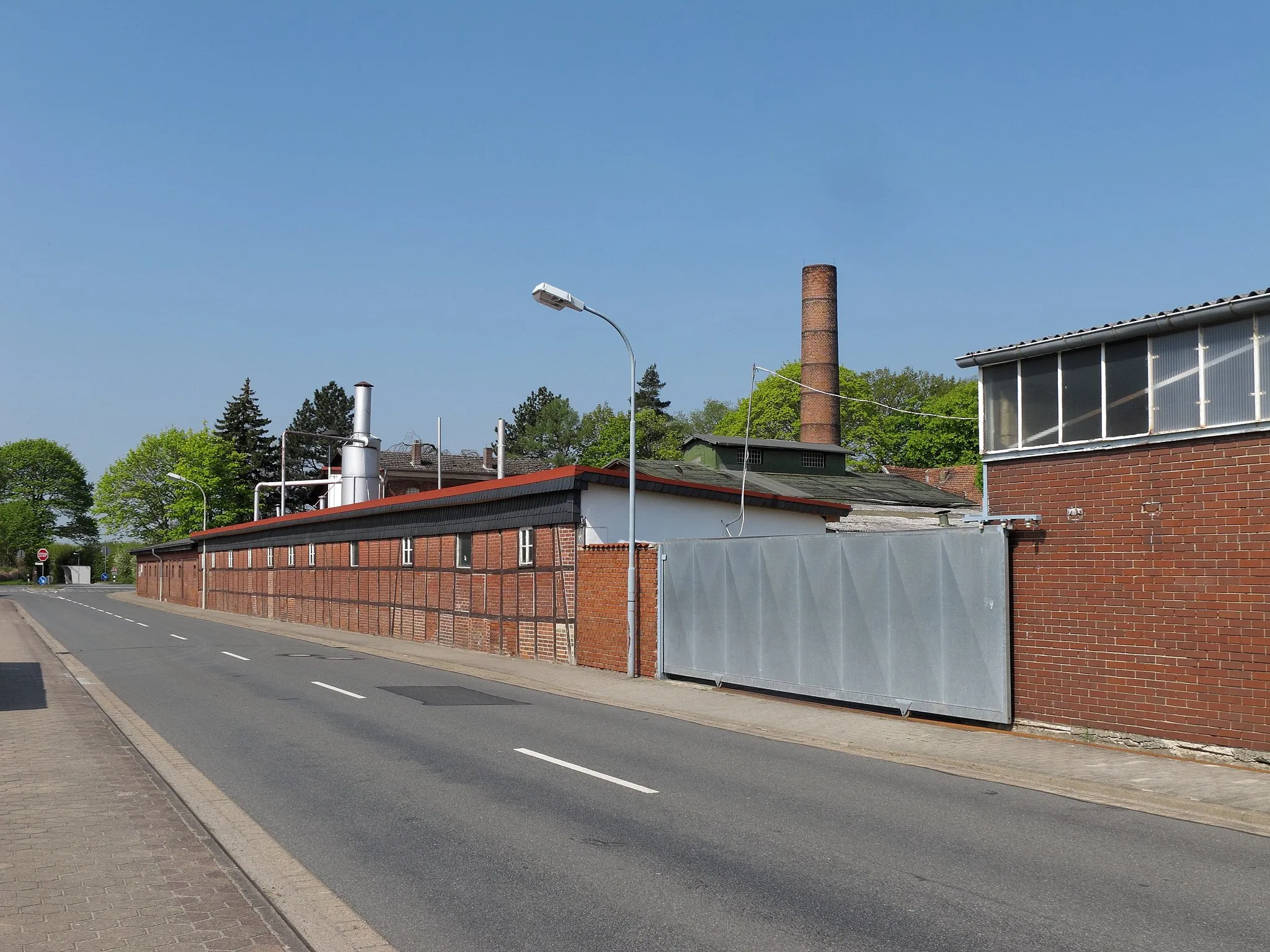 Photo showing: Wendeburg Ersehof, Ostpreußenstraße. Im Hintergrund erkennbar: Firmengelände einer Haar- und Borstenzurichterei.