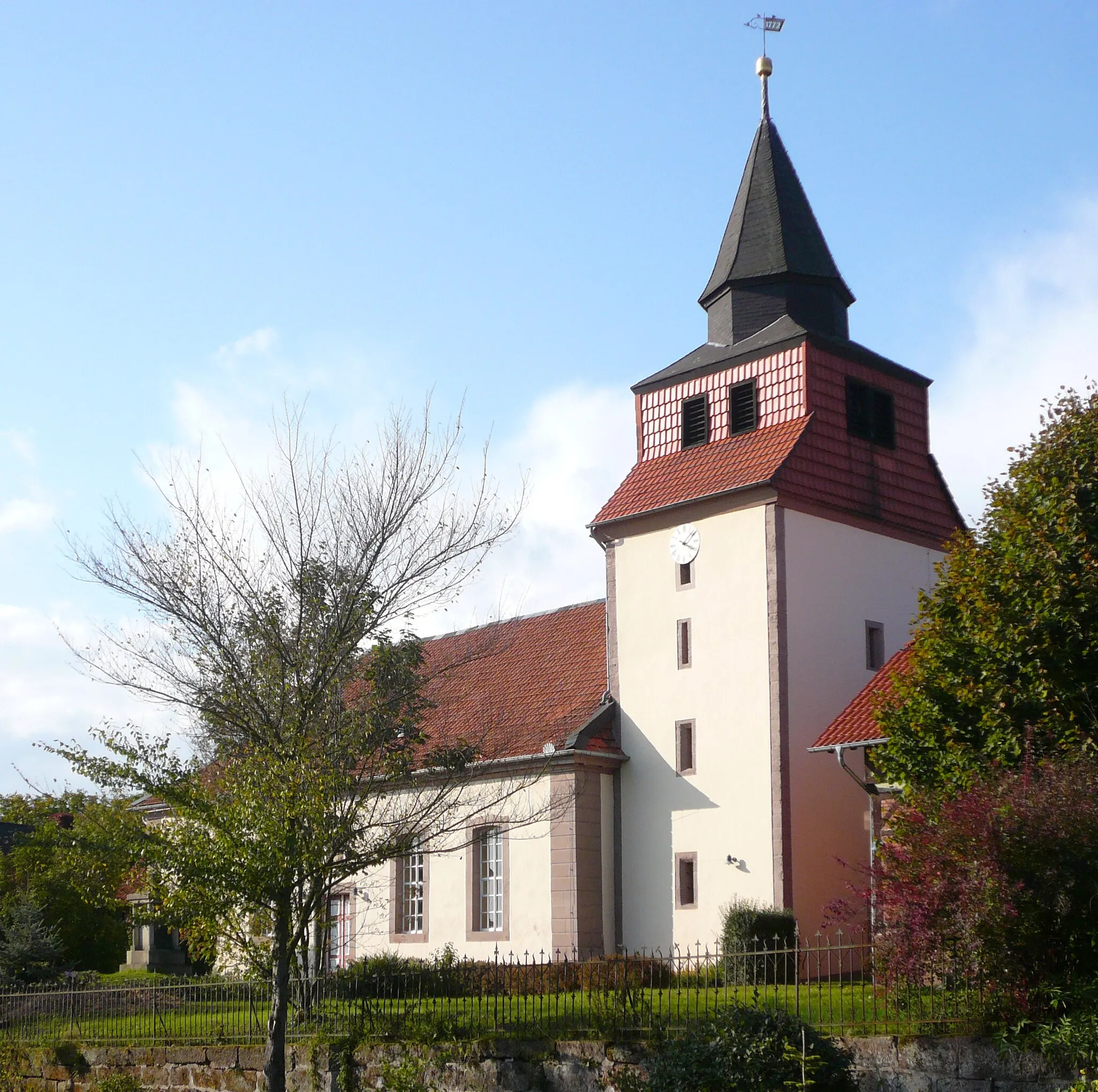 Photo showing: Ev.-ref. Kirche in Spanbeck, Flecken Bovenden, Niedersachsen. Turm im Kern mittelalterlich, Kirchensaal dat. 1772, Renovierung 1980–82