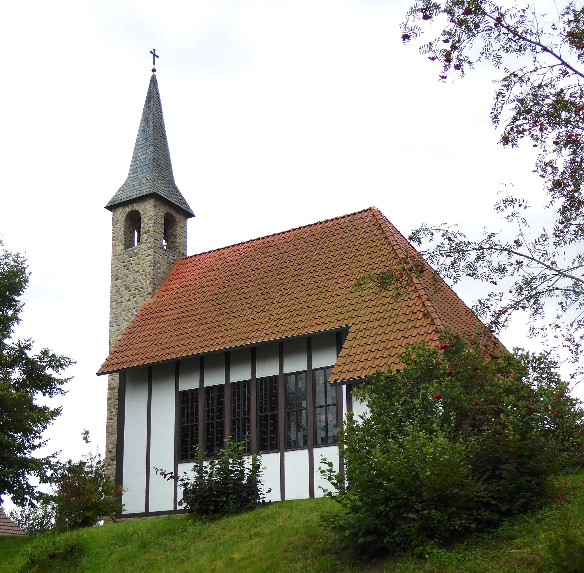 Photo showing: Kapelle St. Johannes der Evangelist in Mielenhausen, Stadt Hann. Münden, Südniedersachsen. Erbaut 1956, Teil der Kirchengemeinde Scheden-Dankelshausen