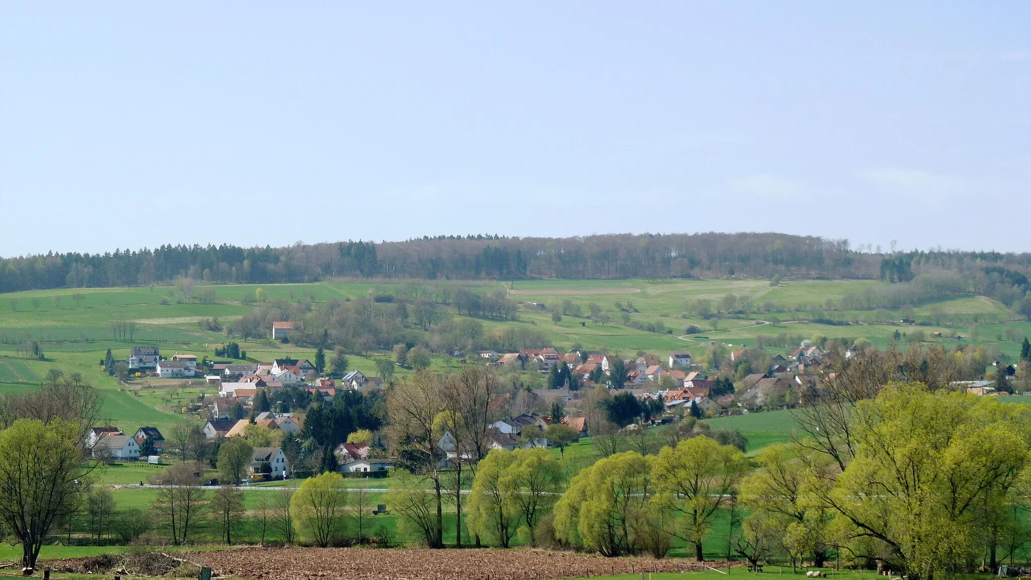 Photo showing: Blick von Ostsüdosten auf Mielenhausen, Stadt Hann. Münden, Südniedersachsen. Im Hintergrund der Bramwald