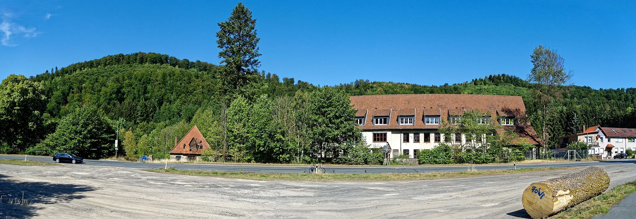 Photo showing: Das Odertal bei Bad Lauterberg, im Hintergrund links der Kummelberg, im Vordergrund das Gelände der ehemaligen Schickert-Werke