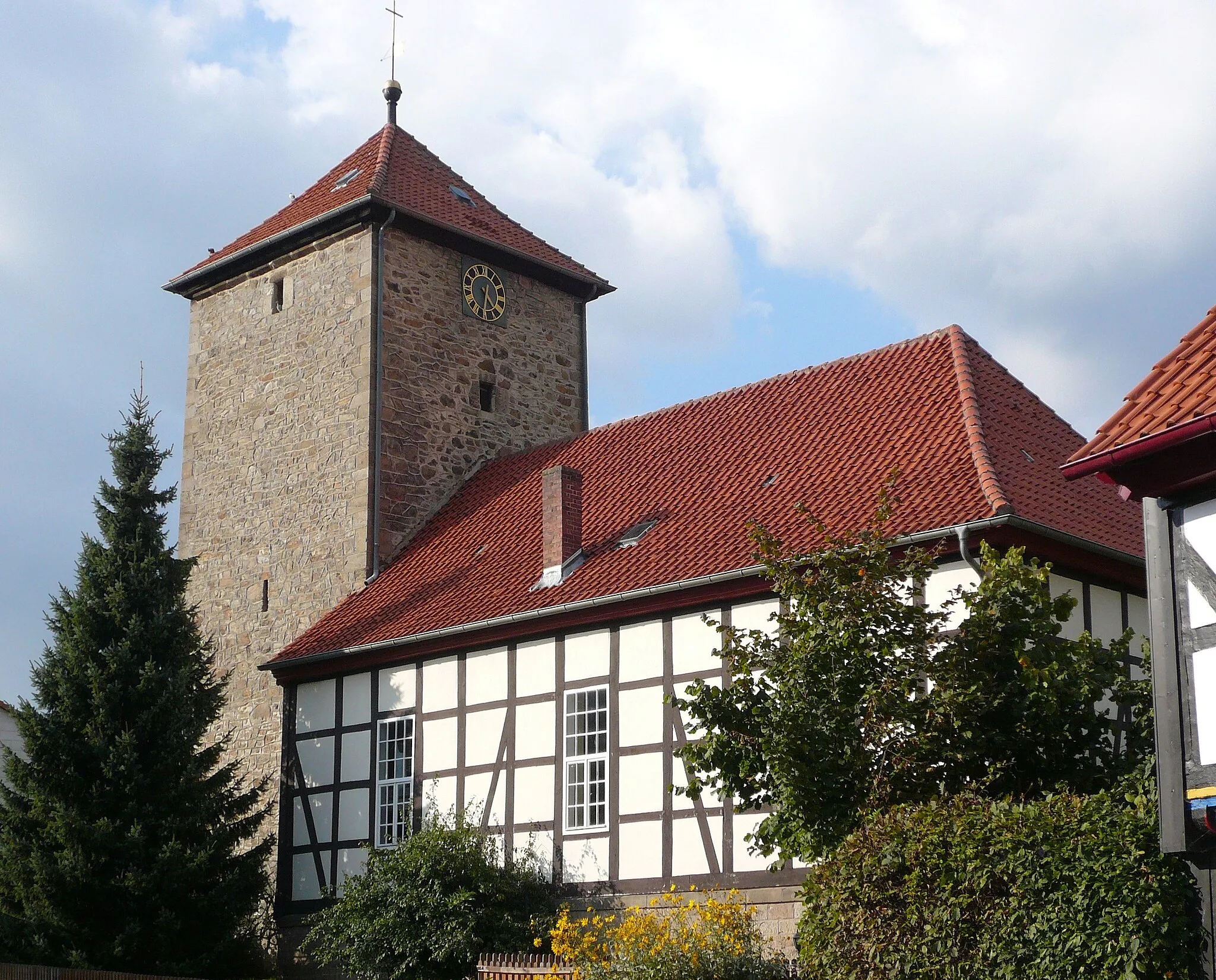 Photo showing: Kirche St. Nicolai in Eberhausen, Gemeinde Adelebsen, Niedersachsen. Turm mittelalterlich, Langhaus 1841.