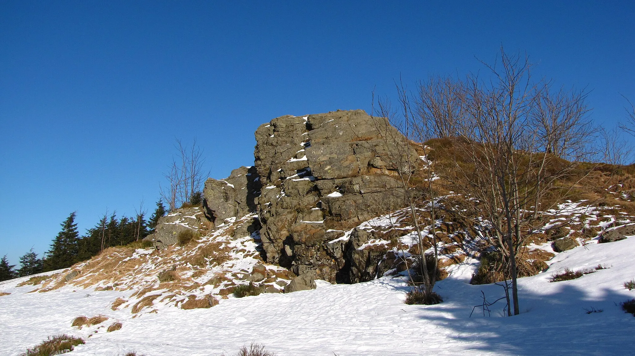Photo showing: Westseite des Gipfelfelsen des Großen Sonnenberges bei Sankt Andreasberg