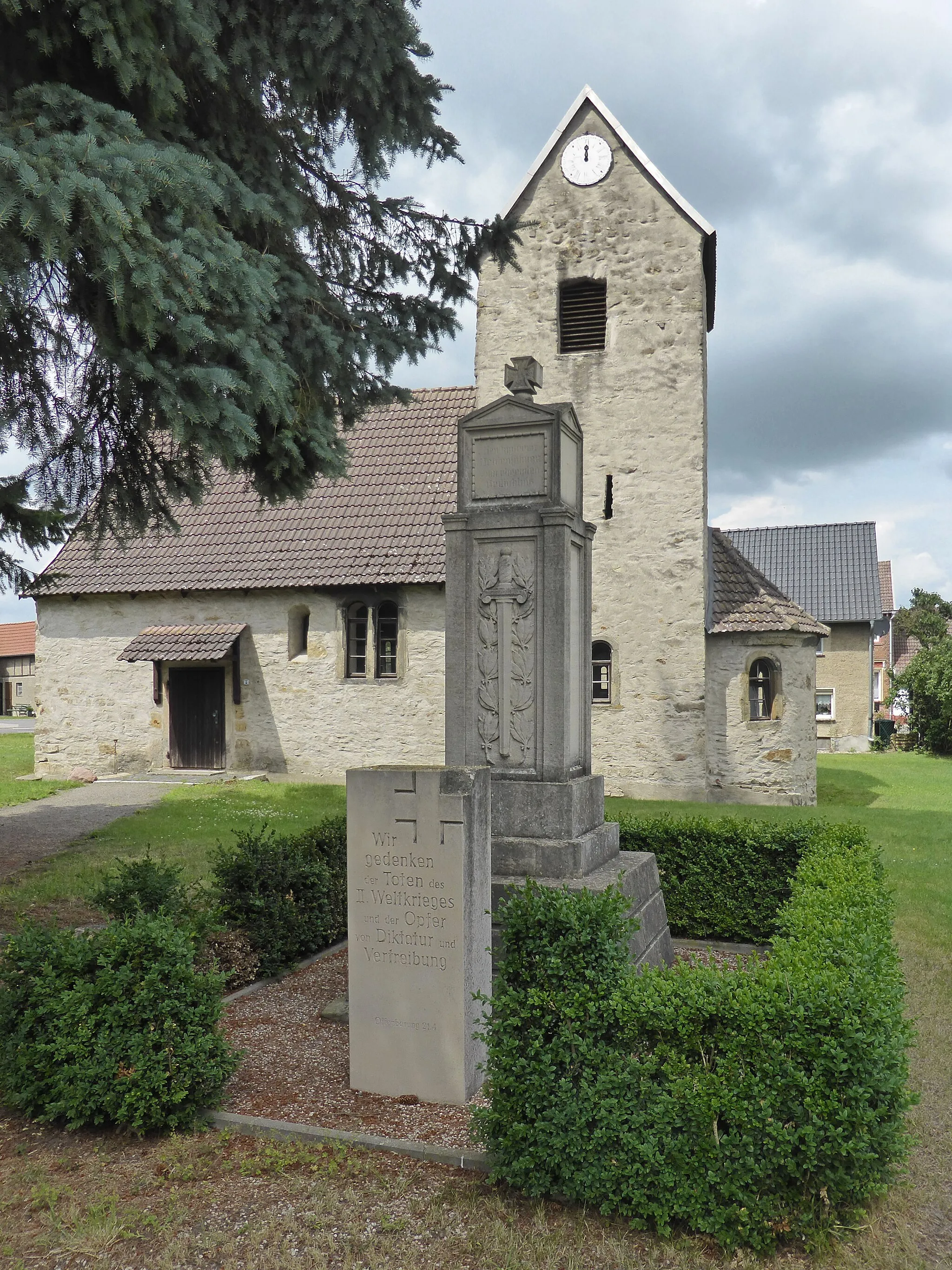 Photo showing: Kriegerdenkmal und Kirche in Klein Bartensleben.