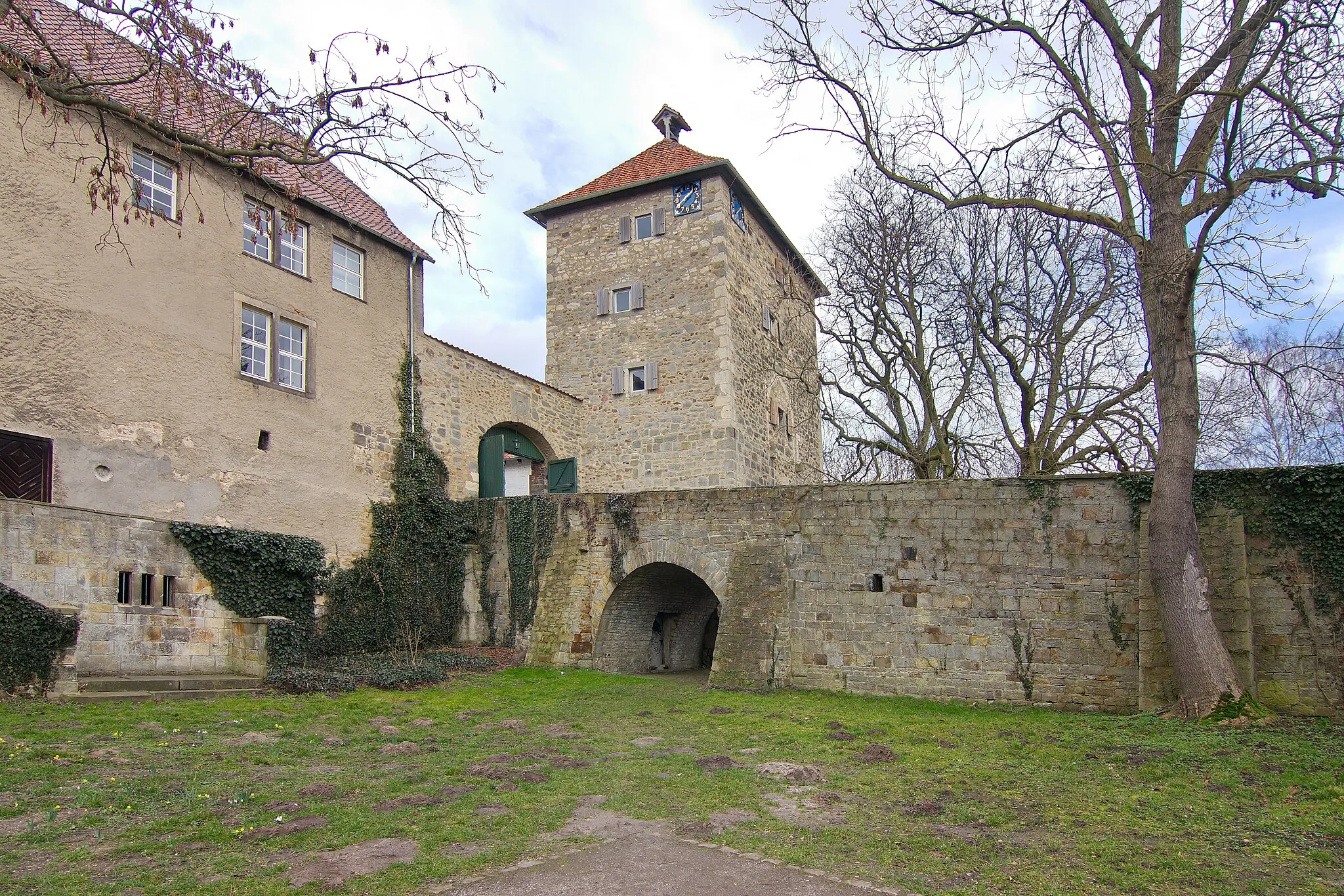 Photo showing: Burg Neuhaus ist eine gut erhaltene, mittelalterliche Wasserburg im Wolfsburger Stadtteil Neuhaus und wurde 1371 erstmals erwähnt.