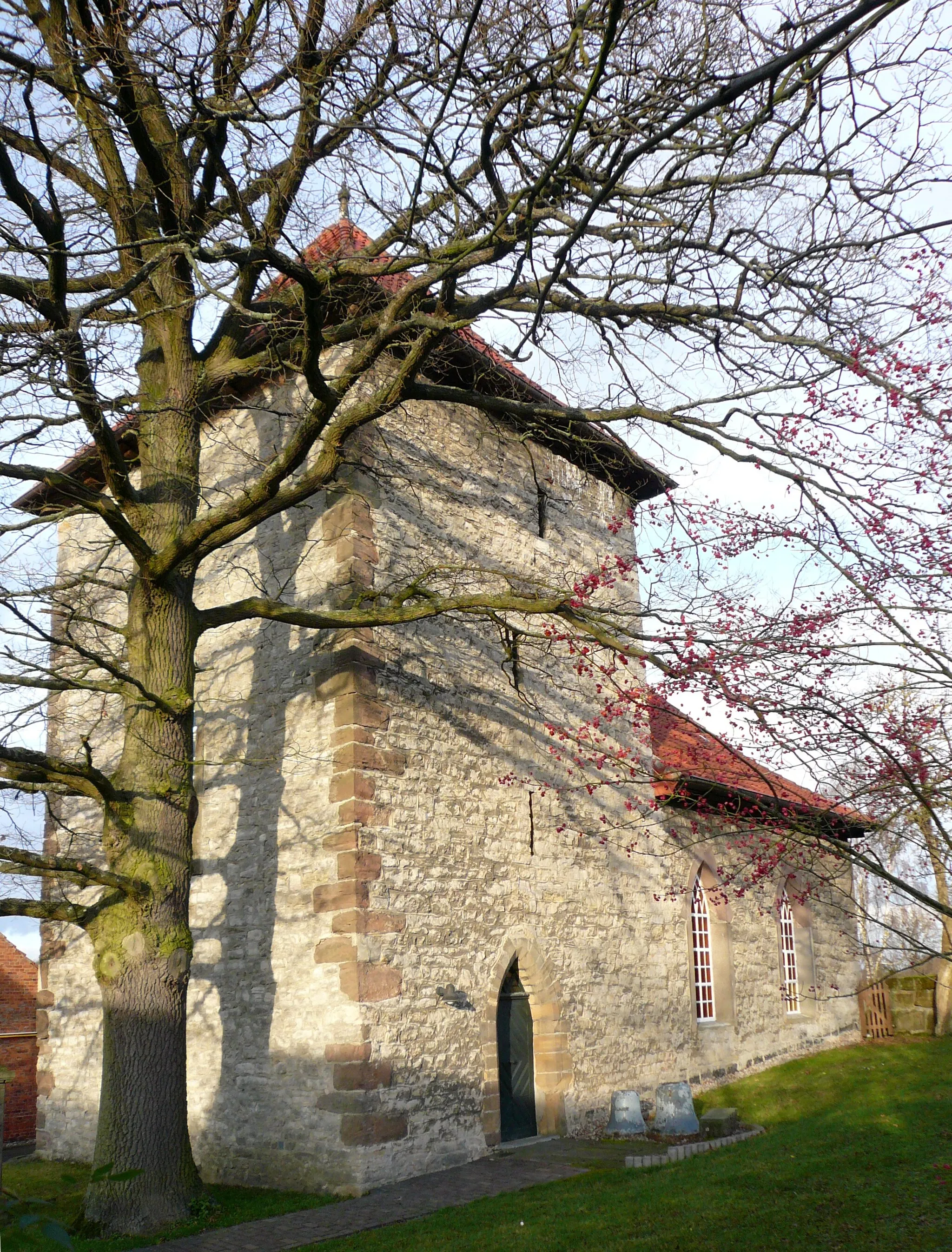 Photo showing: Ev.-luth. Katharinenkirche in Knutbühren, Stadt Göttingen. Angeblich 1828 erbaut, Turm jedoch offenbar mittelalterlich