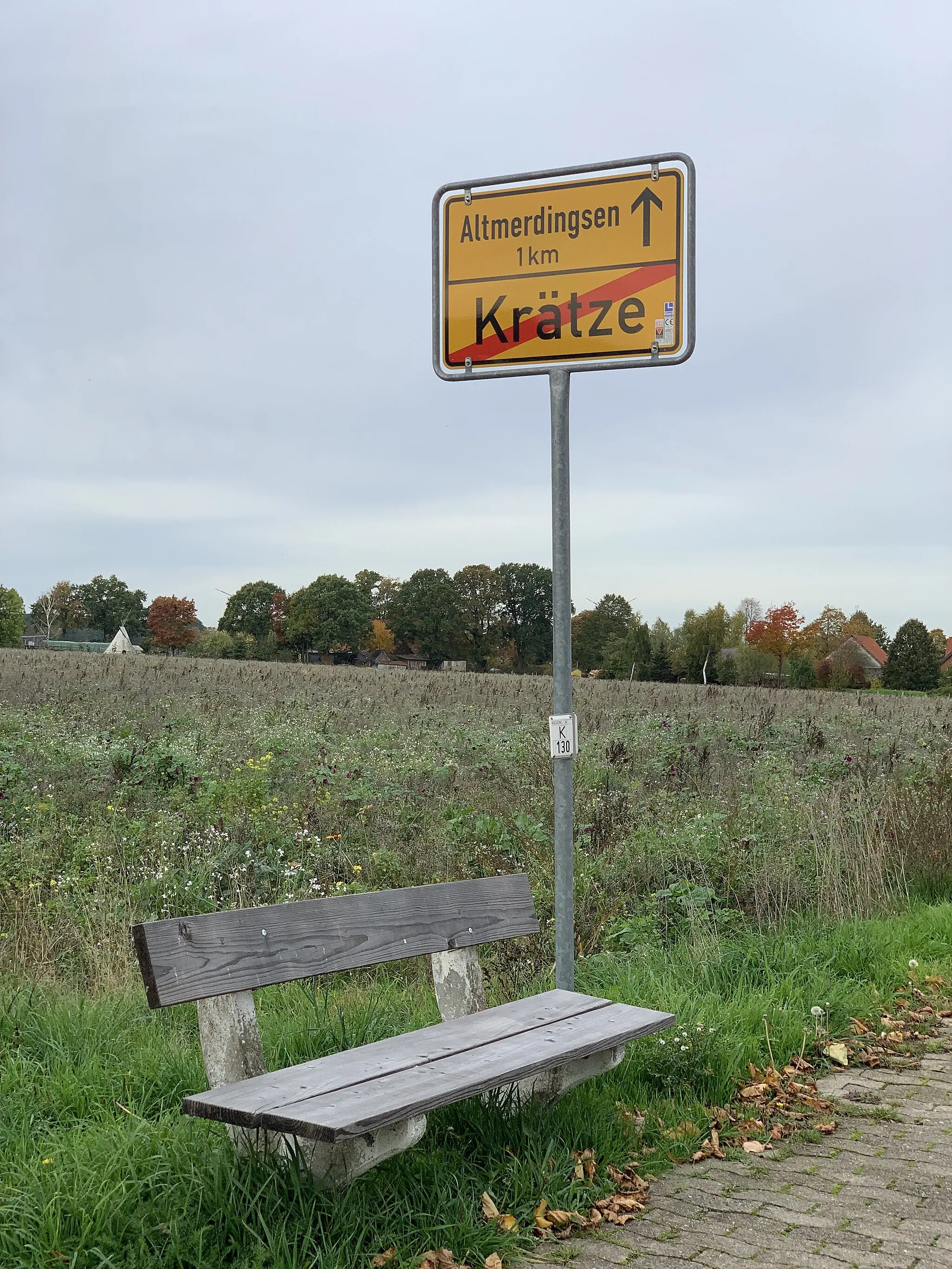 Photo showing: A leaving village sign of Krätze showing the 1km distance to Altmerdingsen