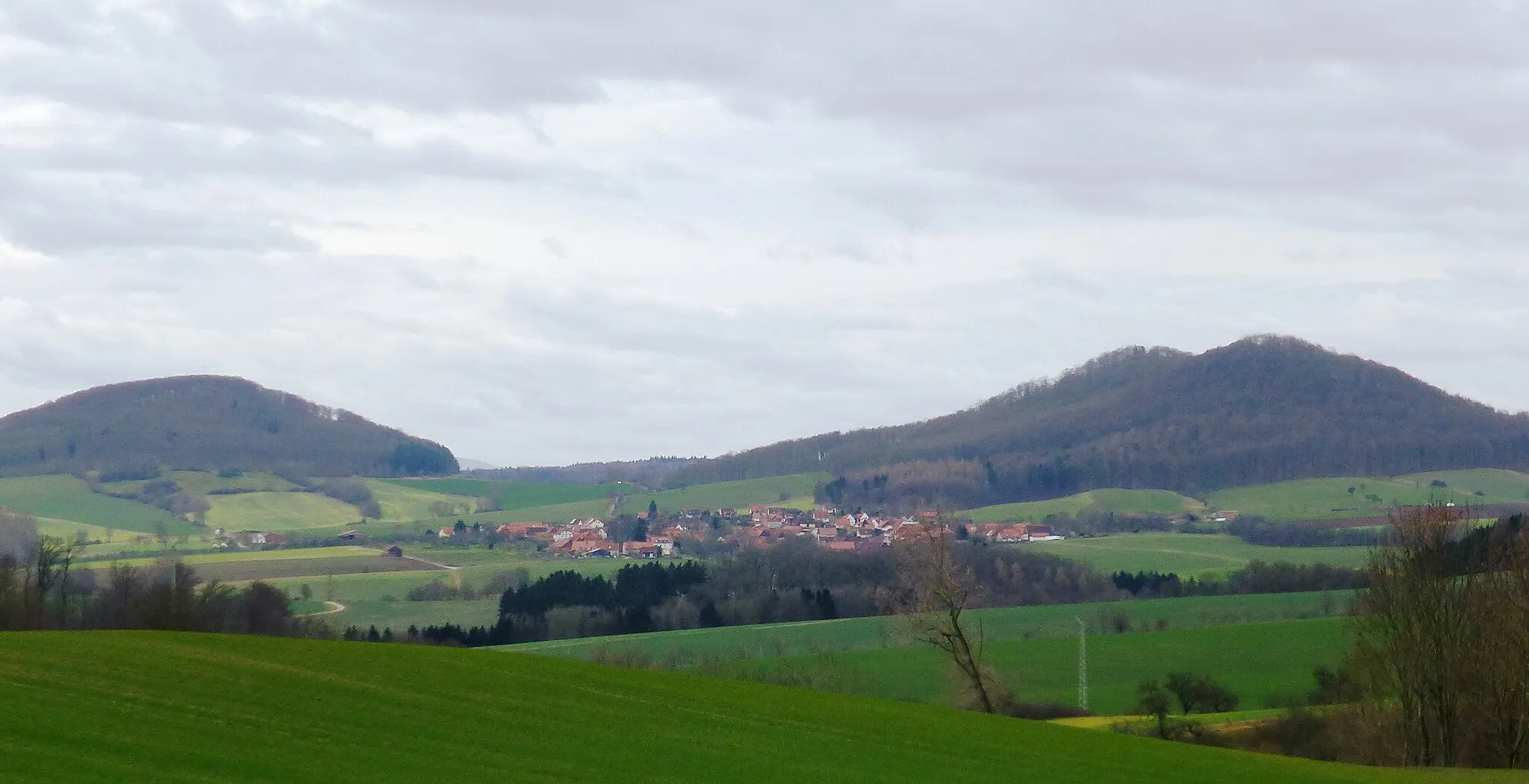 Photo showing: Blick von Nordosten auf Gelliehausen, Gemeinde Gleichen, Südniedersachsen; im Hintergrund rechts die Gleichen, links der Eschenberg