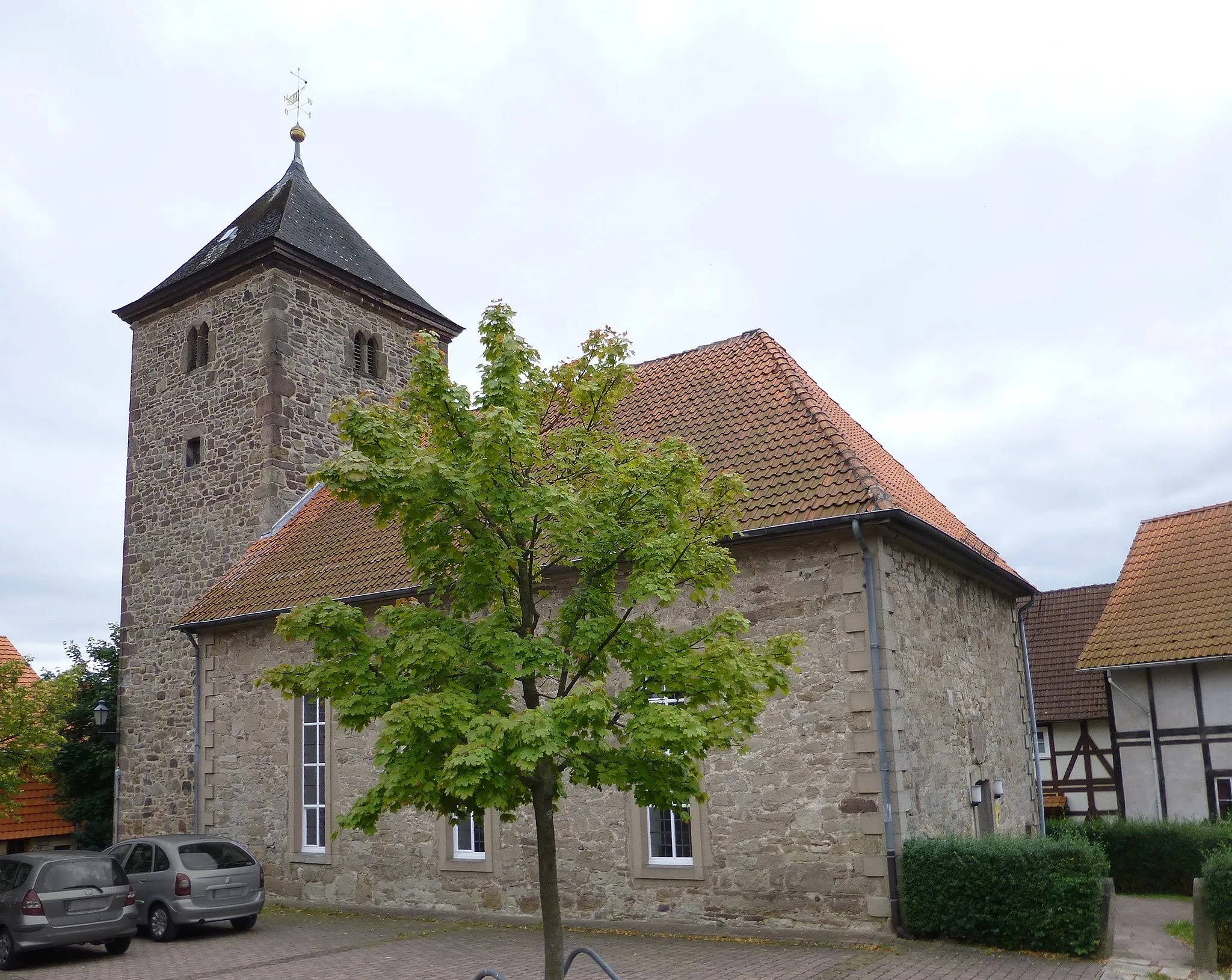 Photo showing: Nordwestansicht der ev.-luth. Kirche in Lippoldshausen, Stadt Hann. Münden, Südniedersachsen. Turm erbaut um 1200, heutiges Kirchenschiff 1753. Lt. Denkmaltopographie St.Michaels-Patrozinium.
Im Inneren barocke Kanzelaltarwand und spätbarocke Orgel von St. Heeren, im kreuzgratgewölbten Turmuntergeschoss gotische Fresken.