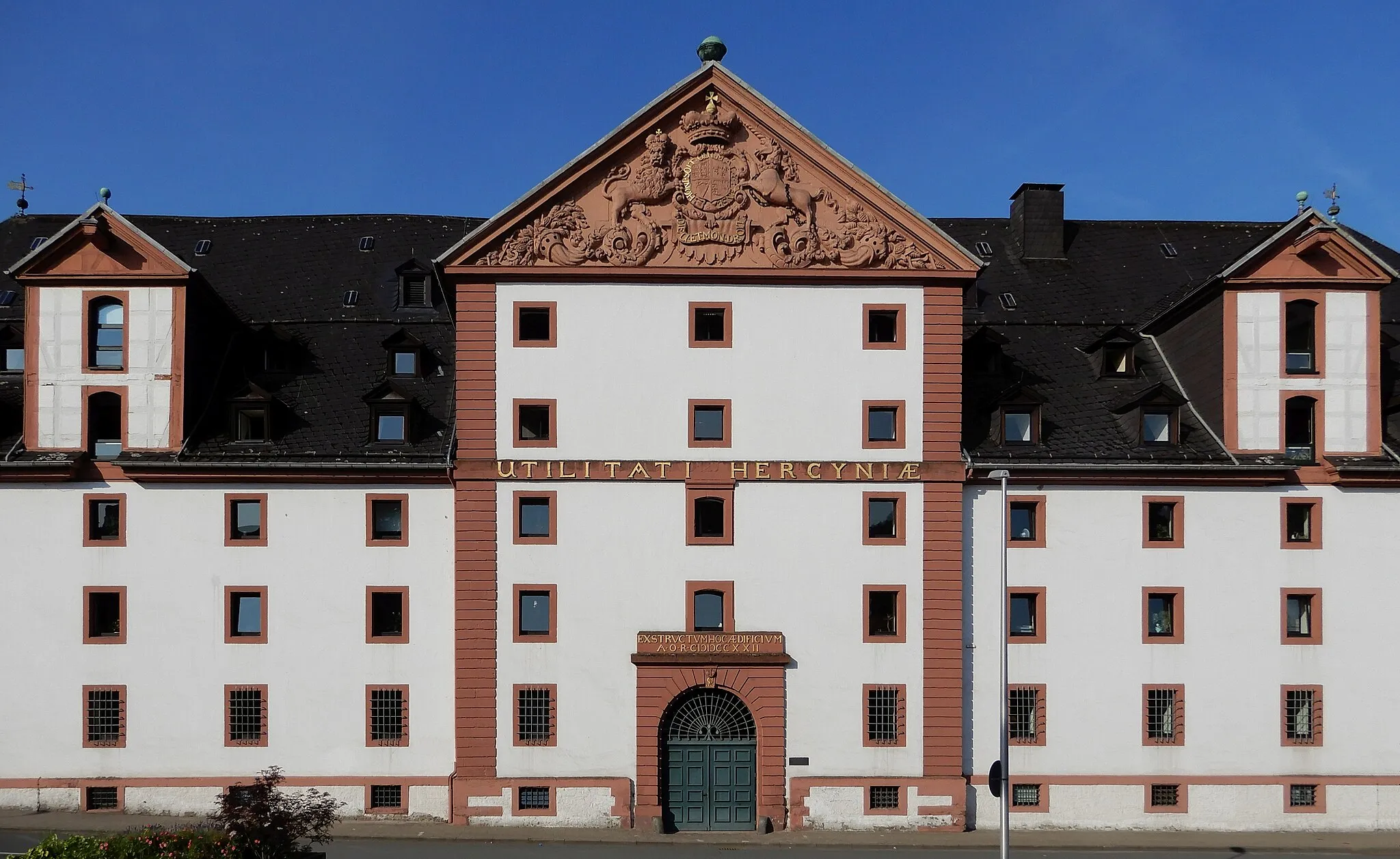 Photo showing: Das Harzkornmagazin in Osterode am Harz, seit 1989 als Rathaus der Stadt genutzt. Frontale Ansicht.