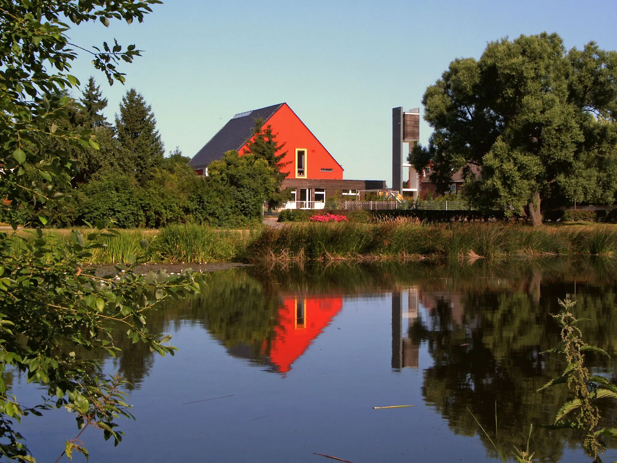 Photo showing: Teich und Kindergarten in Stederdorf, Stadtteil von Peine (in ehemaliger katholischer Kirche).