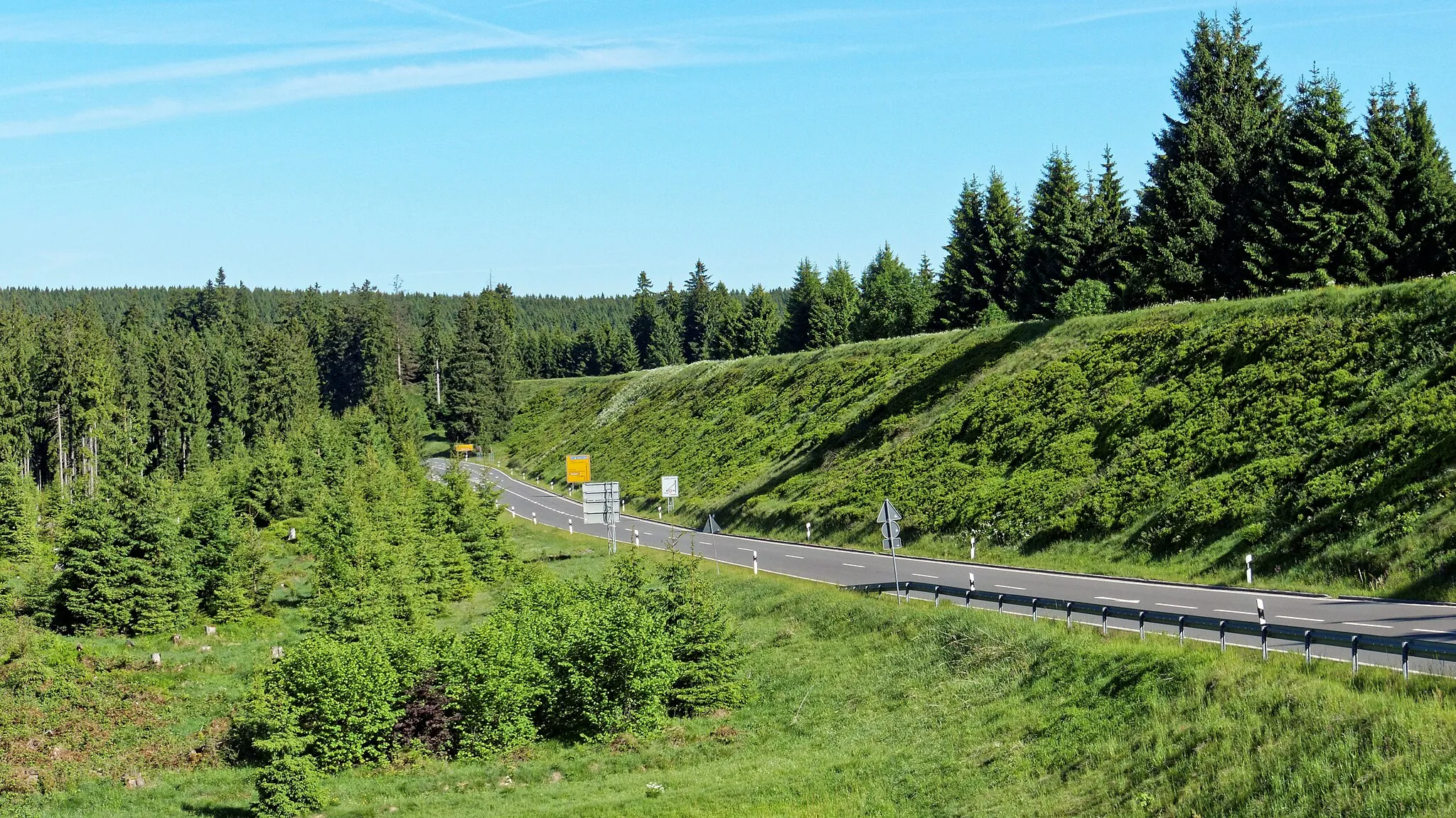 Photo showing: Der Ost- und Mittelteil des Sperberhaier Damms von der Ostseite aufgenommen. Unterhalb des Dammes teilen sich die B242 und die B498 für einige hundert Meter eine gemeinsame Fahrbahn.