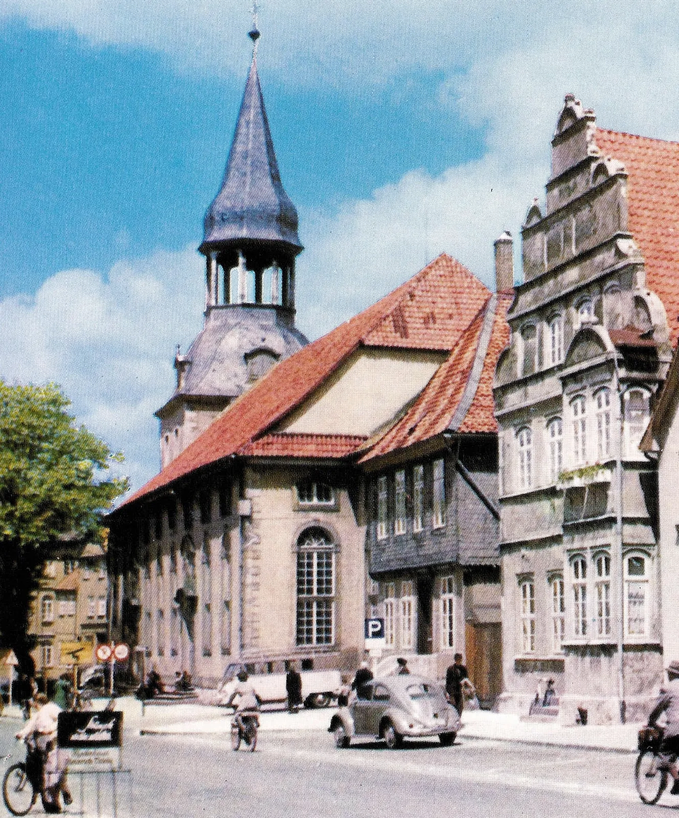 Photo showing: Nicolaikirche und Kavalierhaus um 1970. Public Domain. Von Gifhorner Bürger zur Verfügung gestellt.
