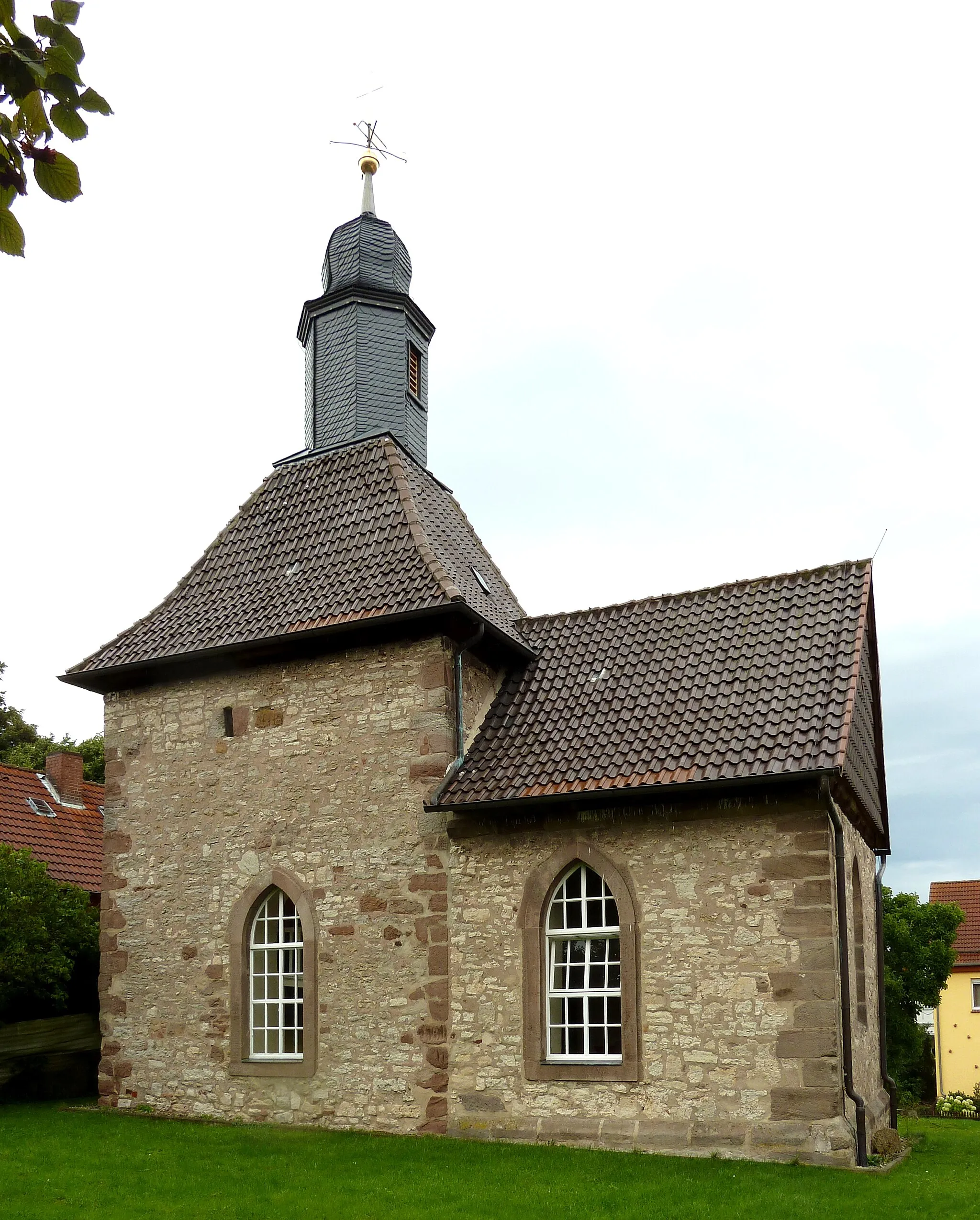 Photo showing: Ev.-luth. Kapelle in Wolbrechtshausen, Flecken Nörten-Hardenberg, Landkreis Northeim, Südniedersachsen. Erbaut als wehrhafte Turmkirche wahrscheinlich in der ersten Hälfte des 14. Jahrhunderts, Choranbau wenig später. Spätere Umbauten 1732. Eckquaderung aus Buntsandstein teilweise mit Wetzrillen, sonst Bruchsteinmauerwerk. Fenster und Dachreiter nicht ursprünglich.