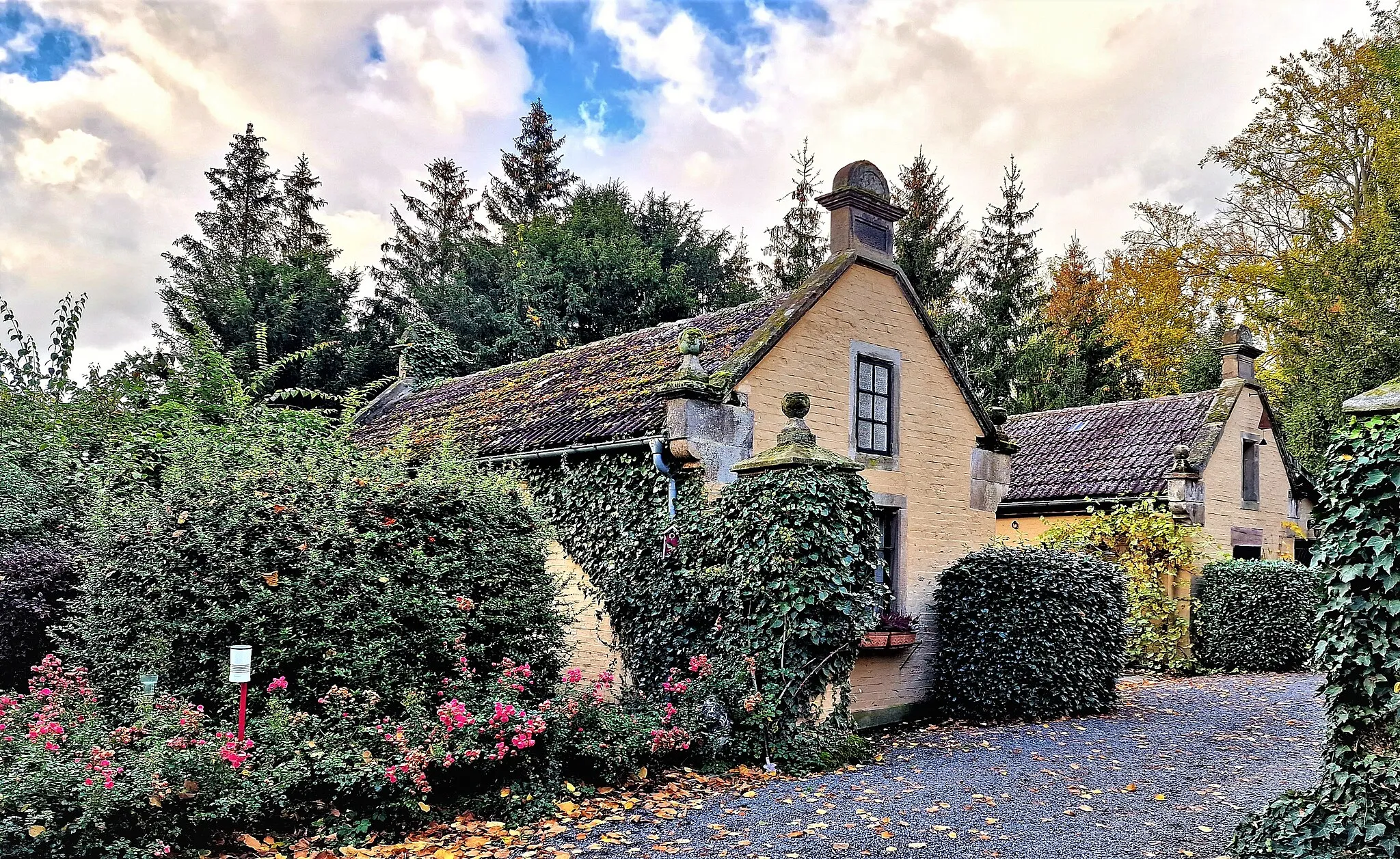 Photo showing: Outbuildings of a Manor House at Hevensen, Hardegsen, Northeim district, Lower Saxony.
Mansion from 1860.

Brinkfeldstrasse, outbuilding, ID 33682048