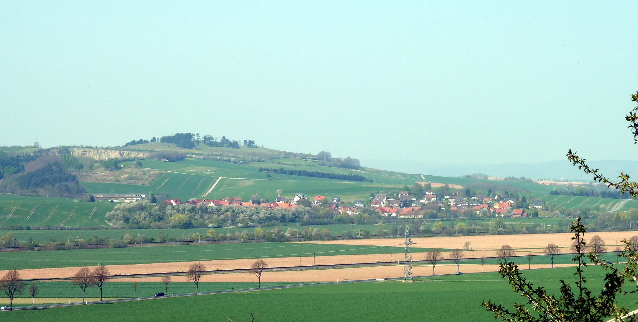 Photo showing: Blick von Südsüdosten über das Leinetal auf Elvese, Flecken Nörten-Hardenberg, Landkreis Northeim, Südniedersachsen. Links hinter dem Ort der Wahrberg (z.T. Naturschutzgebiet).