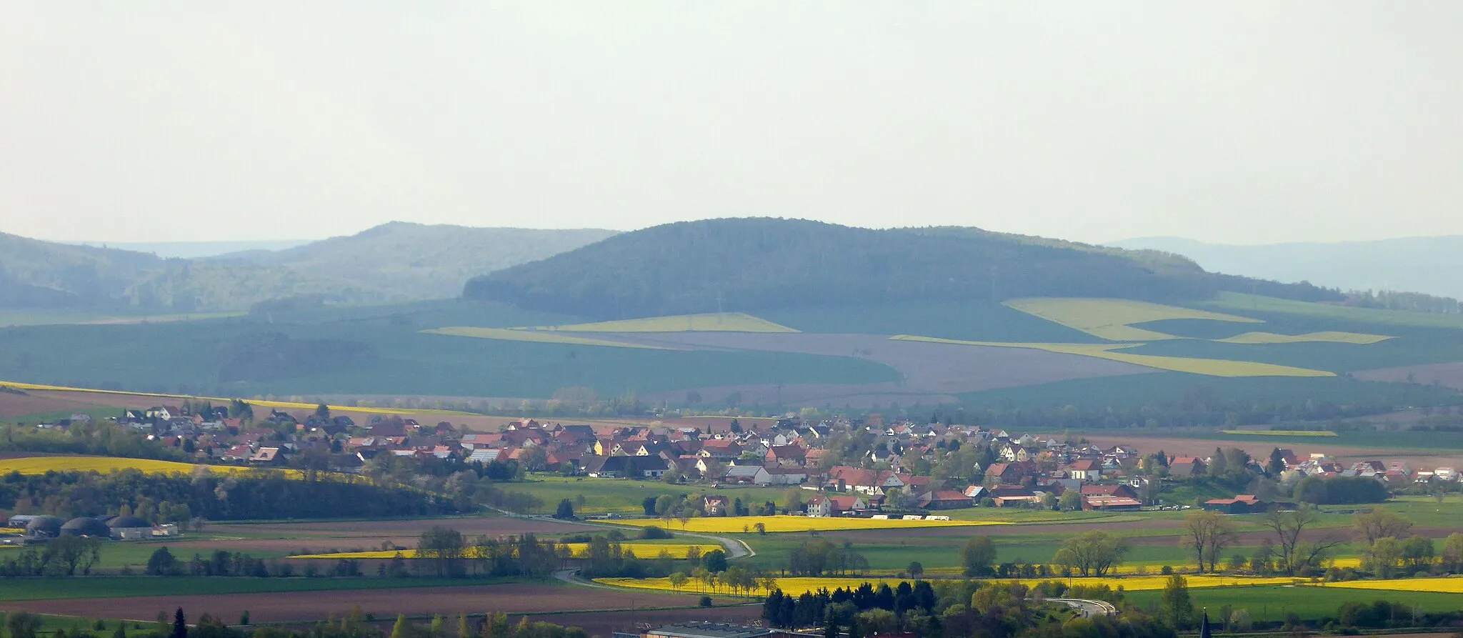 Photo showing: Blick von Südosten vom Mäuseberg über das Leinetal auf Hillerse, Stadt Northeim, Südniedersachsen. Im Hintergrund der Böllenberg (298 m ü. NN)