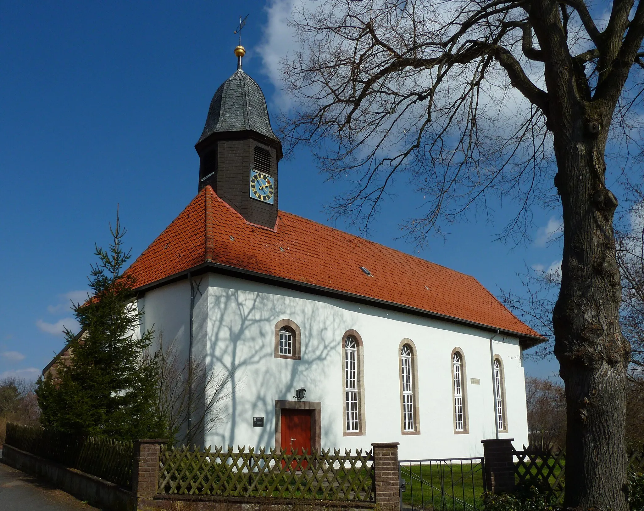 Photo showing: Ev.-luth. Kirche St. Petri in Hillerse, Stadt Northeim, Niedersachsen. Im Kern spätmittelalterlich, 1695 renoviert und erweitert, 1721 mit Dachreiter versehen.