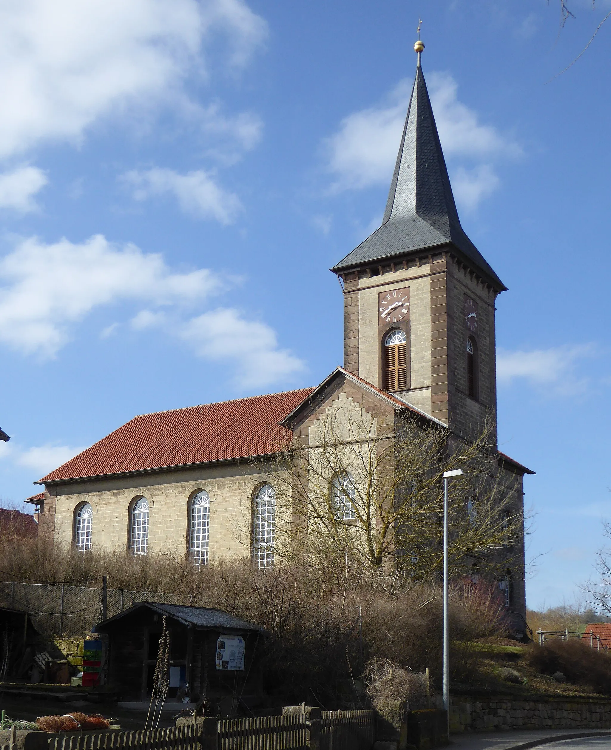 Photo showing: Ev.-luth. Kirche in Lutterhausen, Stadt Hardegsen, Südniedersachsen. Erbaut 1852-55 nach 1848 erstellten Plänen des hannoverschen Konsistorialbaumeisters Ludwig Hellner. Eingeweiht 1859 nach Fertigstellung des Innenausbaus