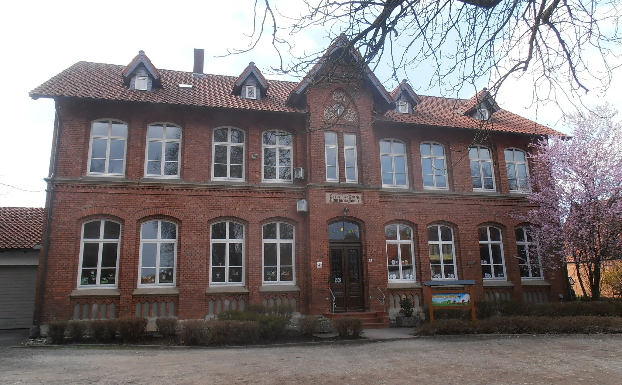 Photo showing: Ehemalige Schule Delligsen, heute Kindergarten und Dorfmuseum