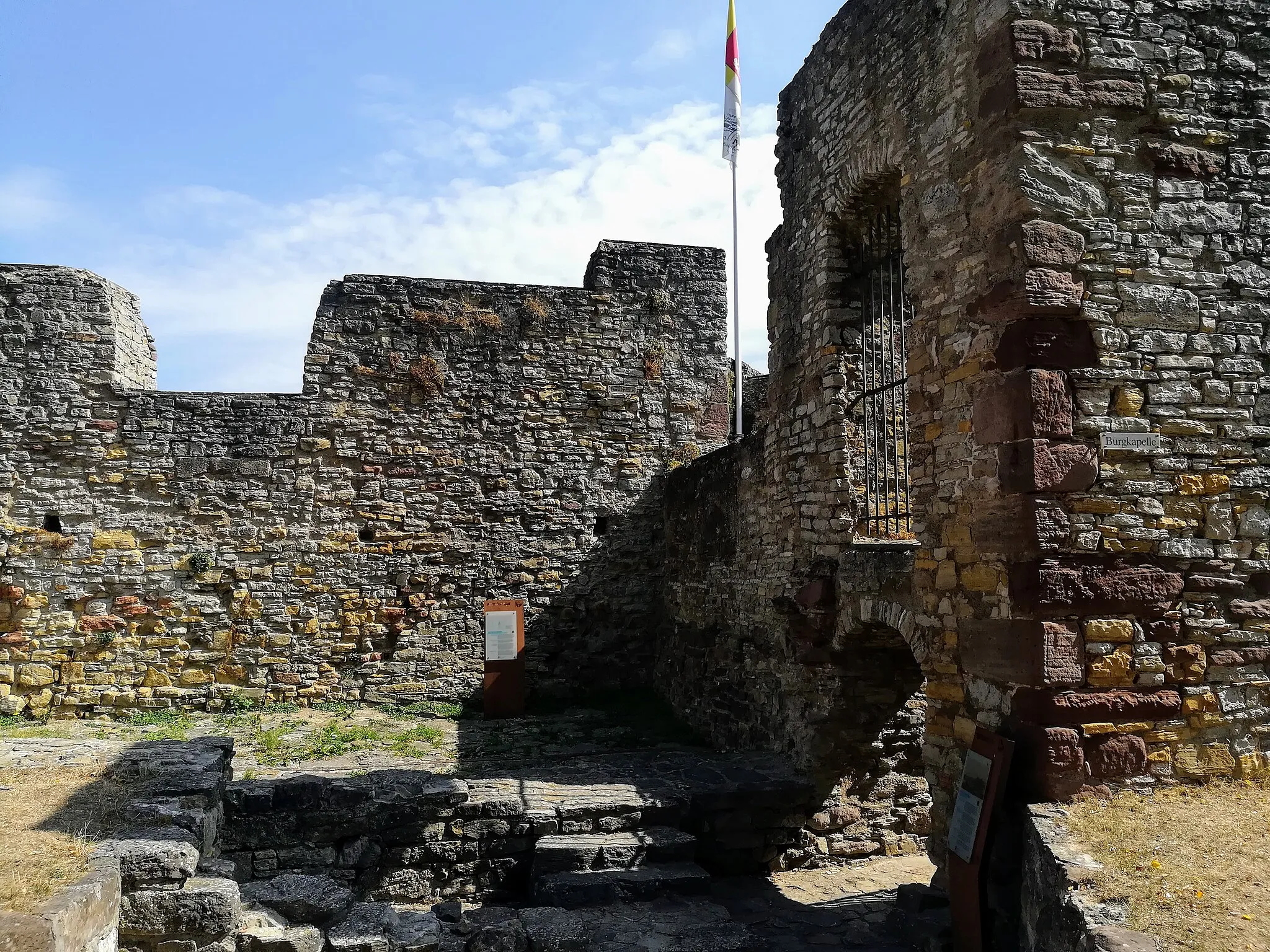 Photo showing: Ruine der Burgkapelle Heldenburg in Salzderhelden, Gemeinde Einbeck.