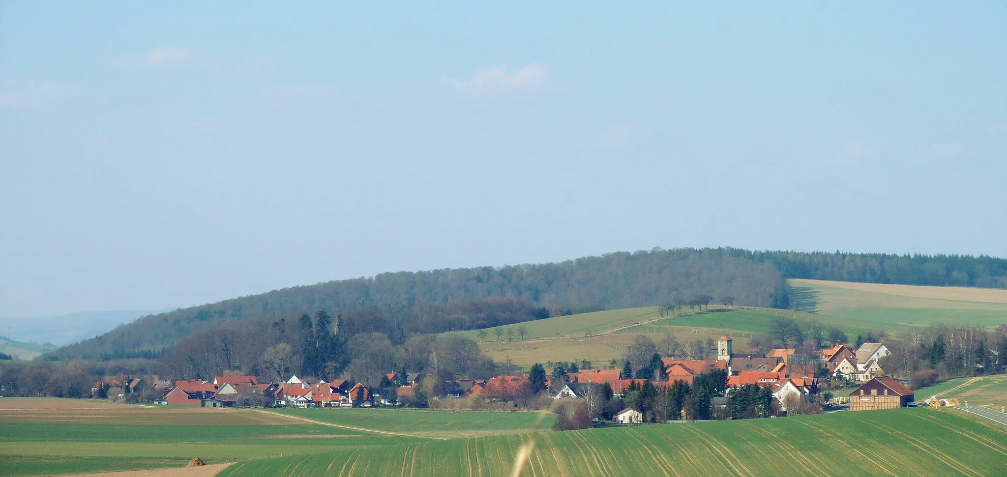 Photo showing: Blick von Süden auf Ahlshausen, Gemeinde Kreiensen, Landkreis Northeim