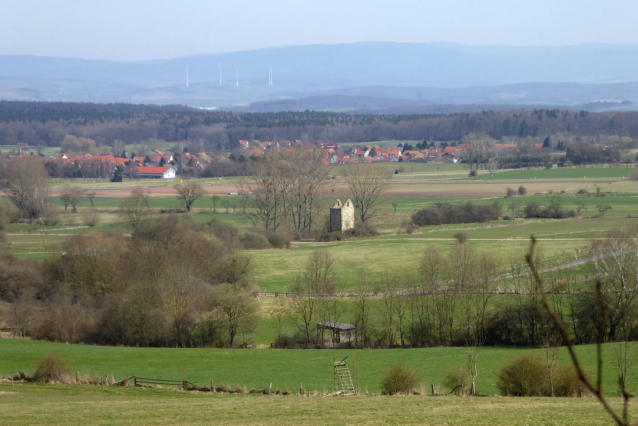 Photo showing: Blick vom Nordhang des Göttinger Waldes nach Nordosten auf die Wüstung Moseborn mit dem Mäuseturm (Bildmitte). Dahinter Holzerode, Gemeinde Ebergötzen, Südniedersachsen.