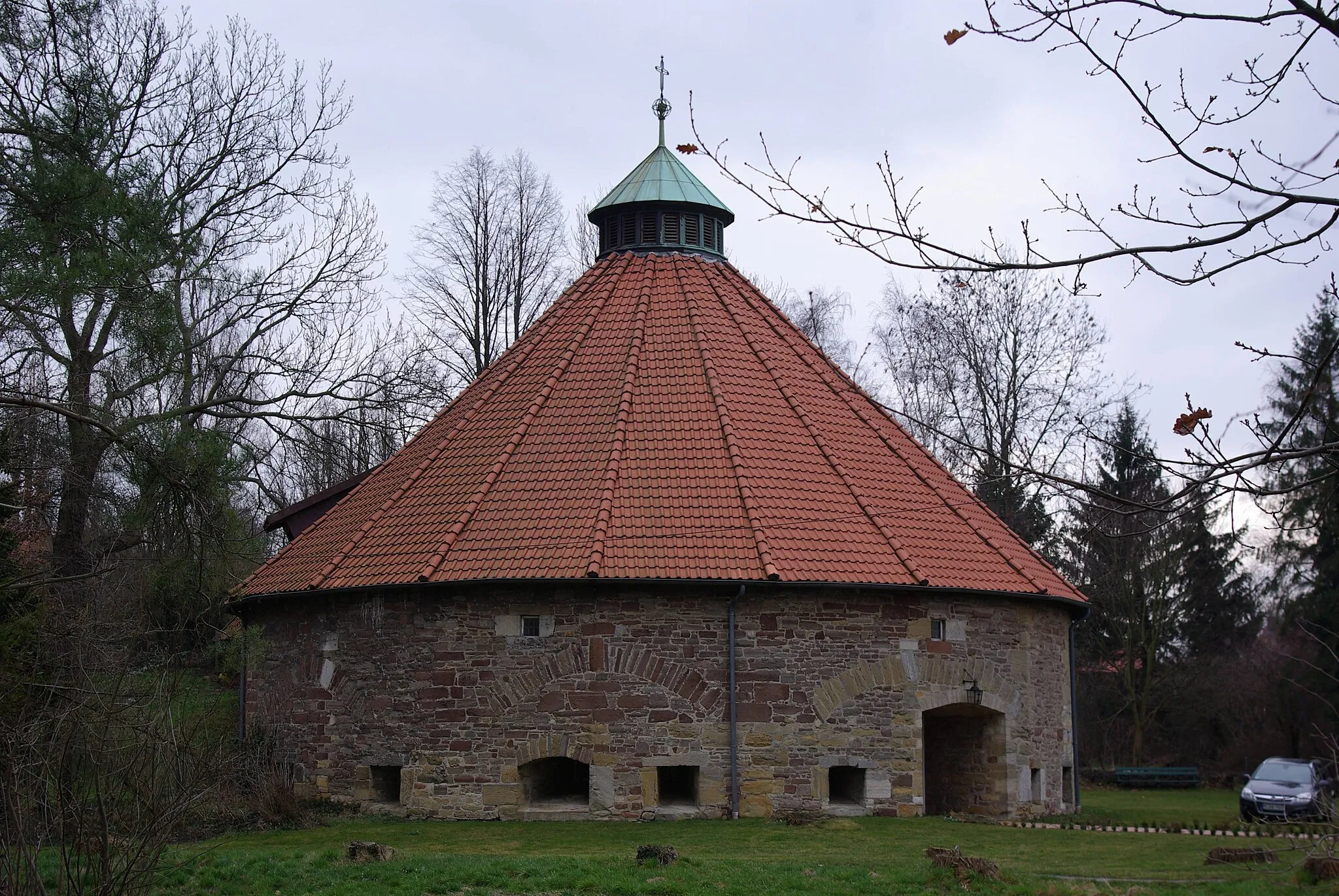 Photo showing: Steinbrück in Niedersachsen. Die heutige Kirche Kehrwiederkirche  war ein Batterieturm einer Burg.