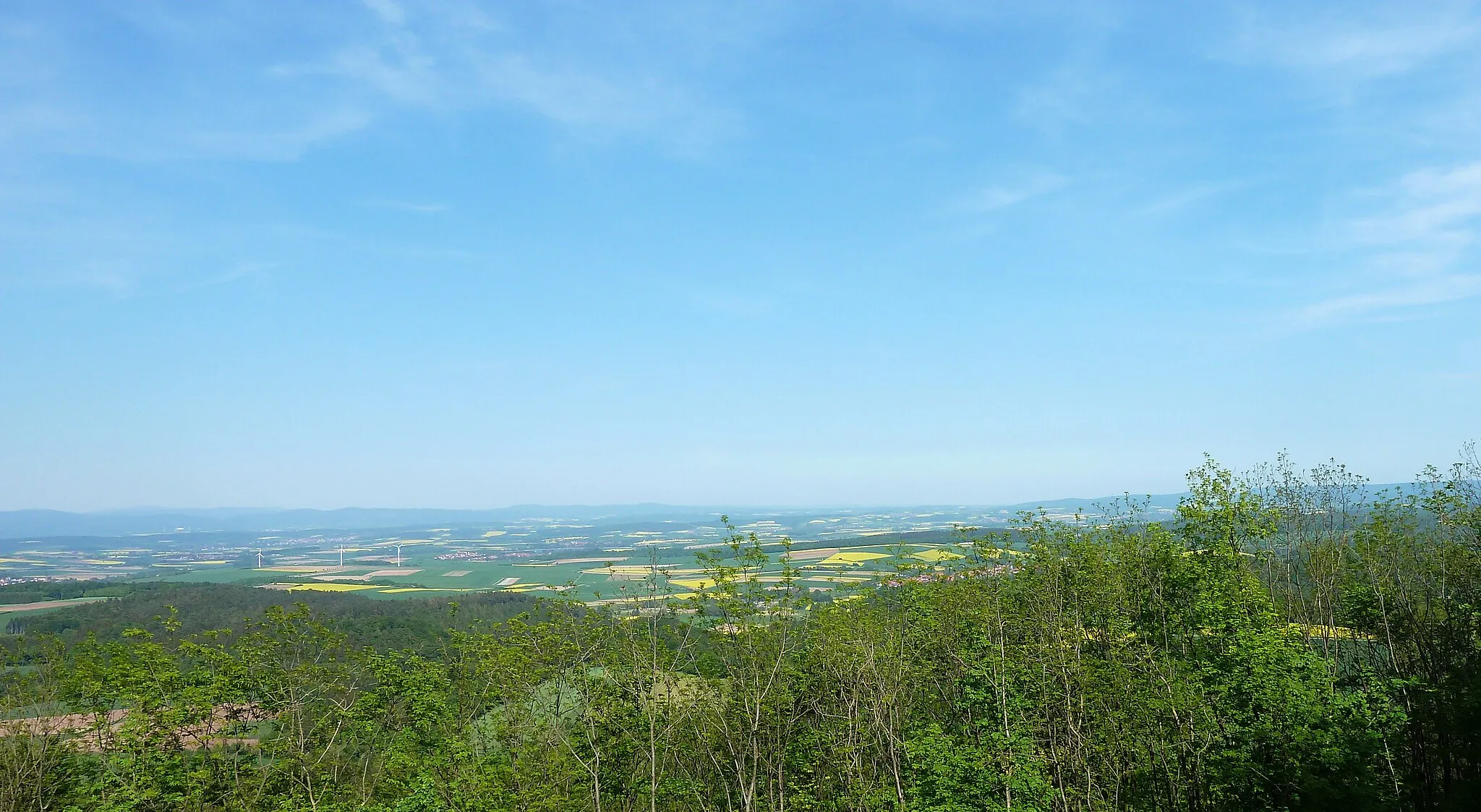 Photo showing: Blick vom Aussichtsturm Harzblick nahe der Mackenröder Spitze nach Osten. Ganz links Ebergötzen, links der Mitte der Seeburger See. Ganz im Hintergrund links der Harz, rechts das Ohmgebirge.