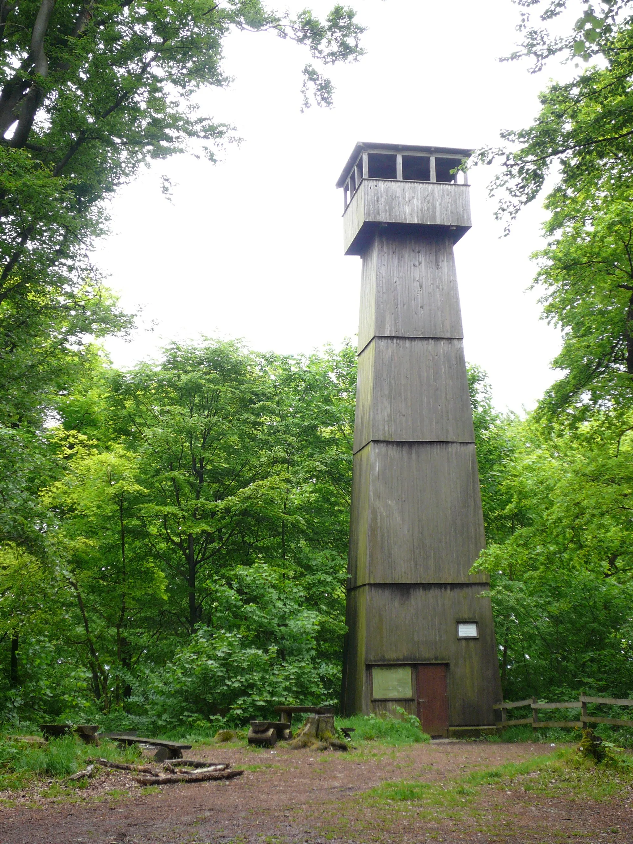 Photo showing: Aussichtsturm auf dem Bergsporn des Hünstollen, Göttinger Wald