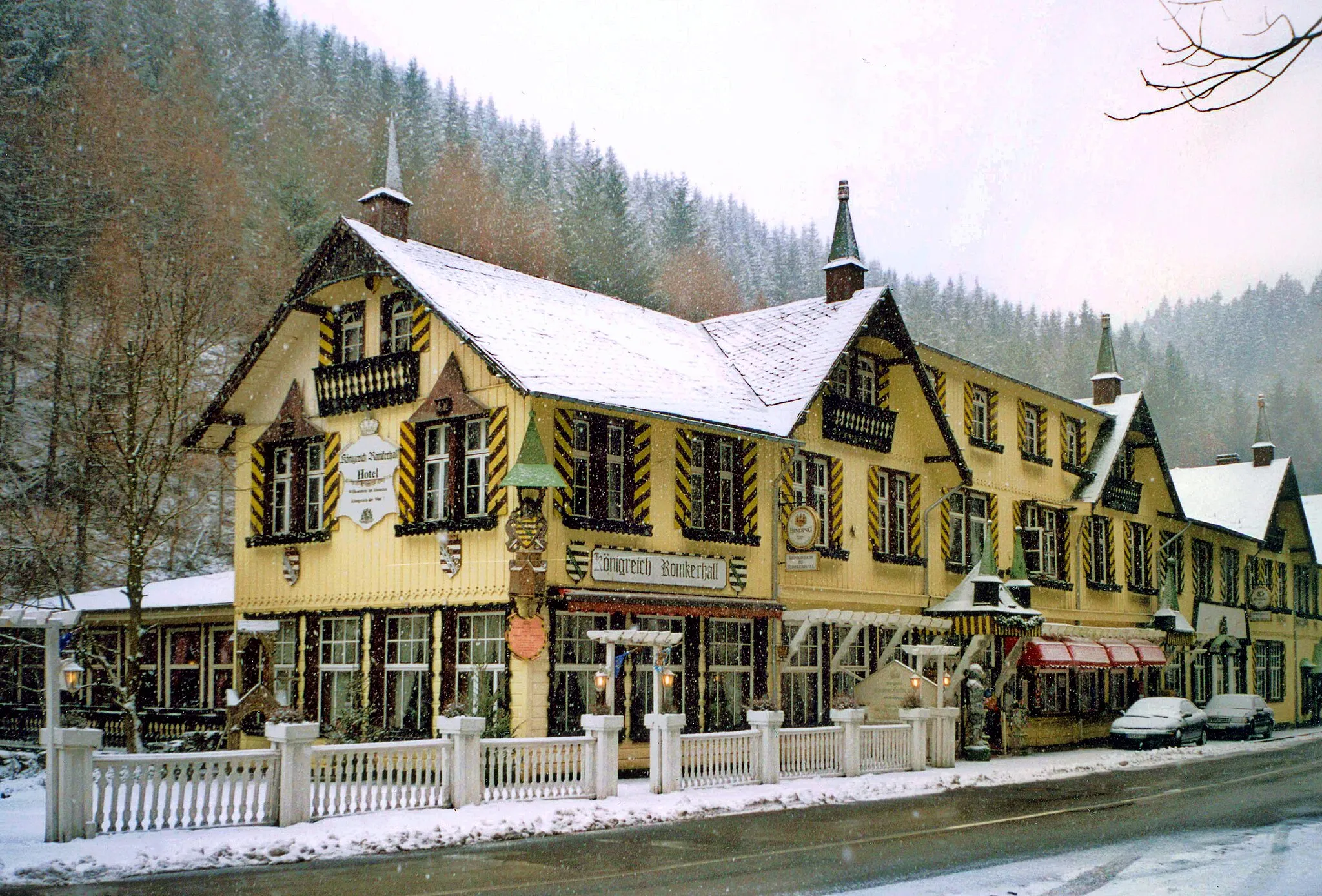 Photo showing: 01.02.2001   38640  Romkerhalle, Okertal 24 (GMP: 51.859330,10.471194): Hotel und Restaurant "Königreich Romkerhall", 1863 von H. Lüer eröffnet.               [F20010131A05.jpg]20010201101AR.JPG(c)Blobelt