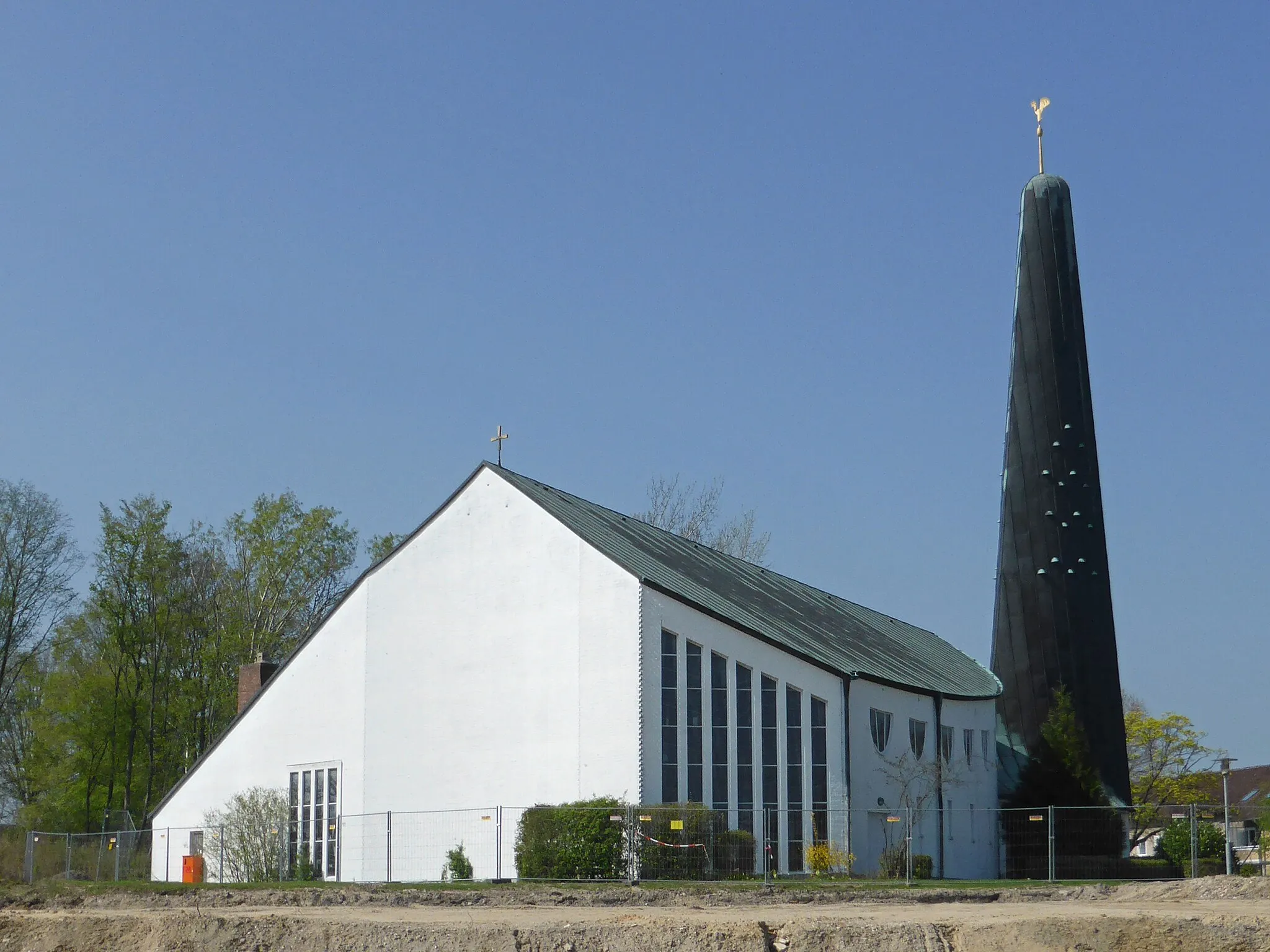 Photo showing: Evangelisch-lutherische Pauluskirche in Wolfsburg.