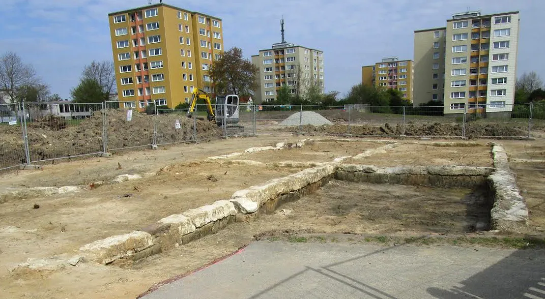 Photo showing: KZ-Außenlager Laagberg, freigelegte Fundamente der KZ-Baracke Block 4