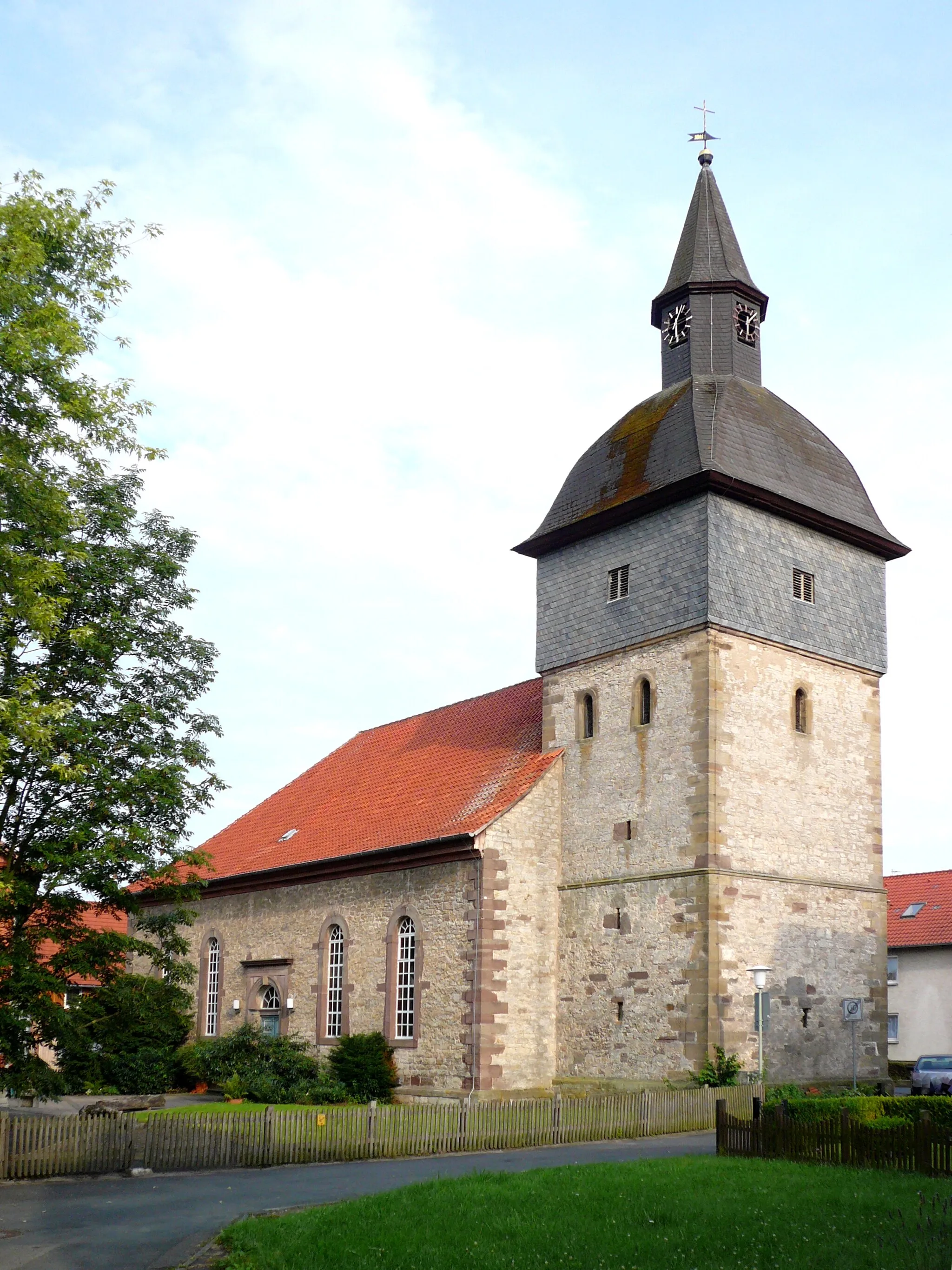 Photo showing: Dorfkirche St. Martini in Elliehausen, Stadt Göttingen, Niedersachsen. Erbaut 1829/30, Unterbau des Turmes mittelalterlich.