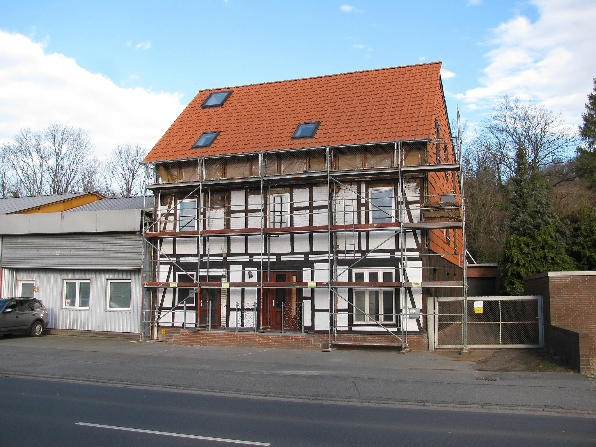 Photo showing: das Haus Zur Rast 13 in Baddeckenstedt-Oelber am weißen Wege — das Gebäude gehört zum Ortsteil Oelber am weißen Wege, die Straße zum Ortsteil Baddeckenstedt