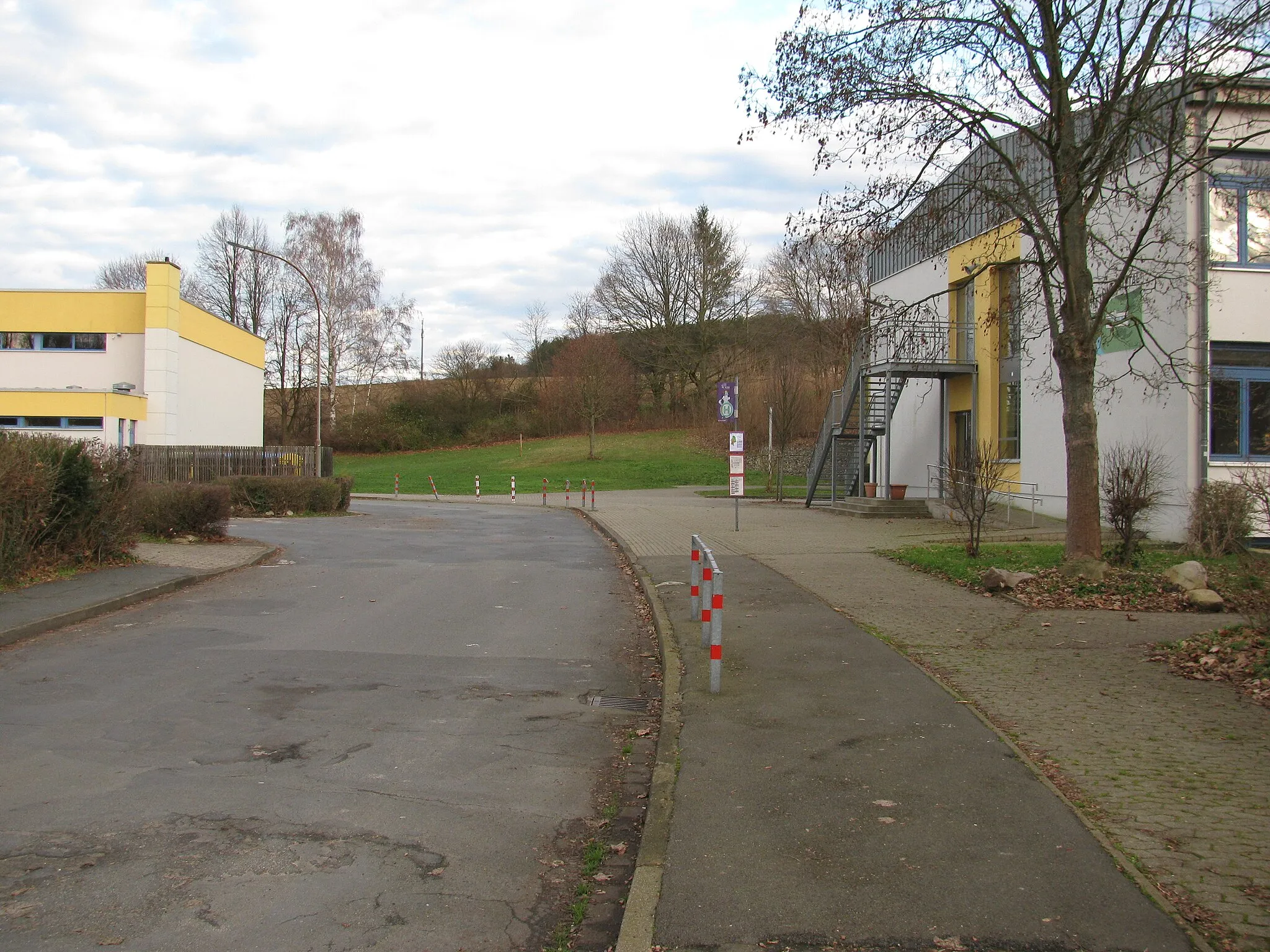 Photo showing: die Bushaltestelle Schule in der Zufahrt zur „Schule im Innerstetal“ in Baddeckenstedt