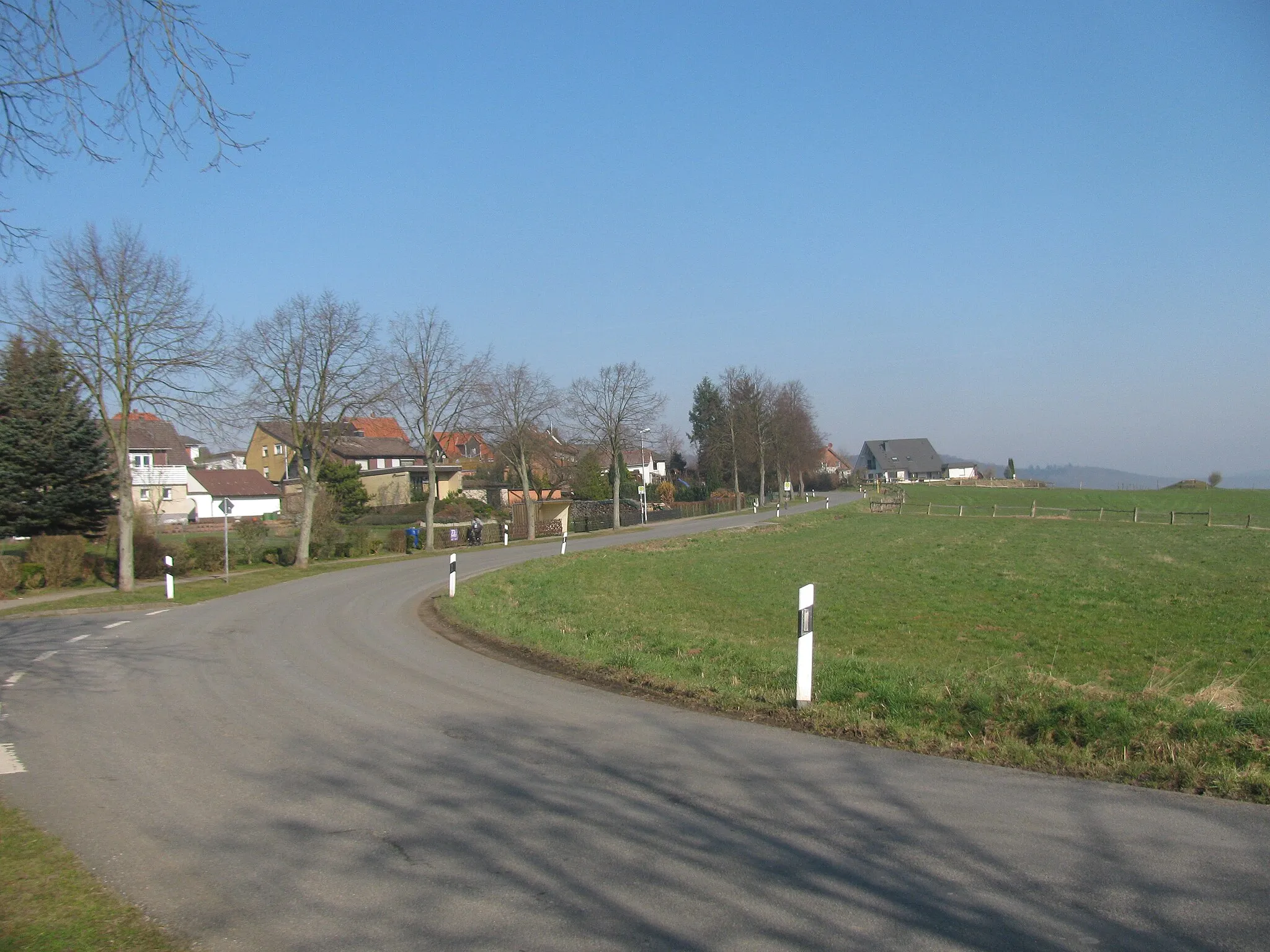Photo showing: die Bushaltestelle Försterstieg in der Straße Oberdorf in Hahausen, Blick nach Norden