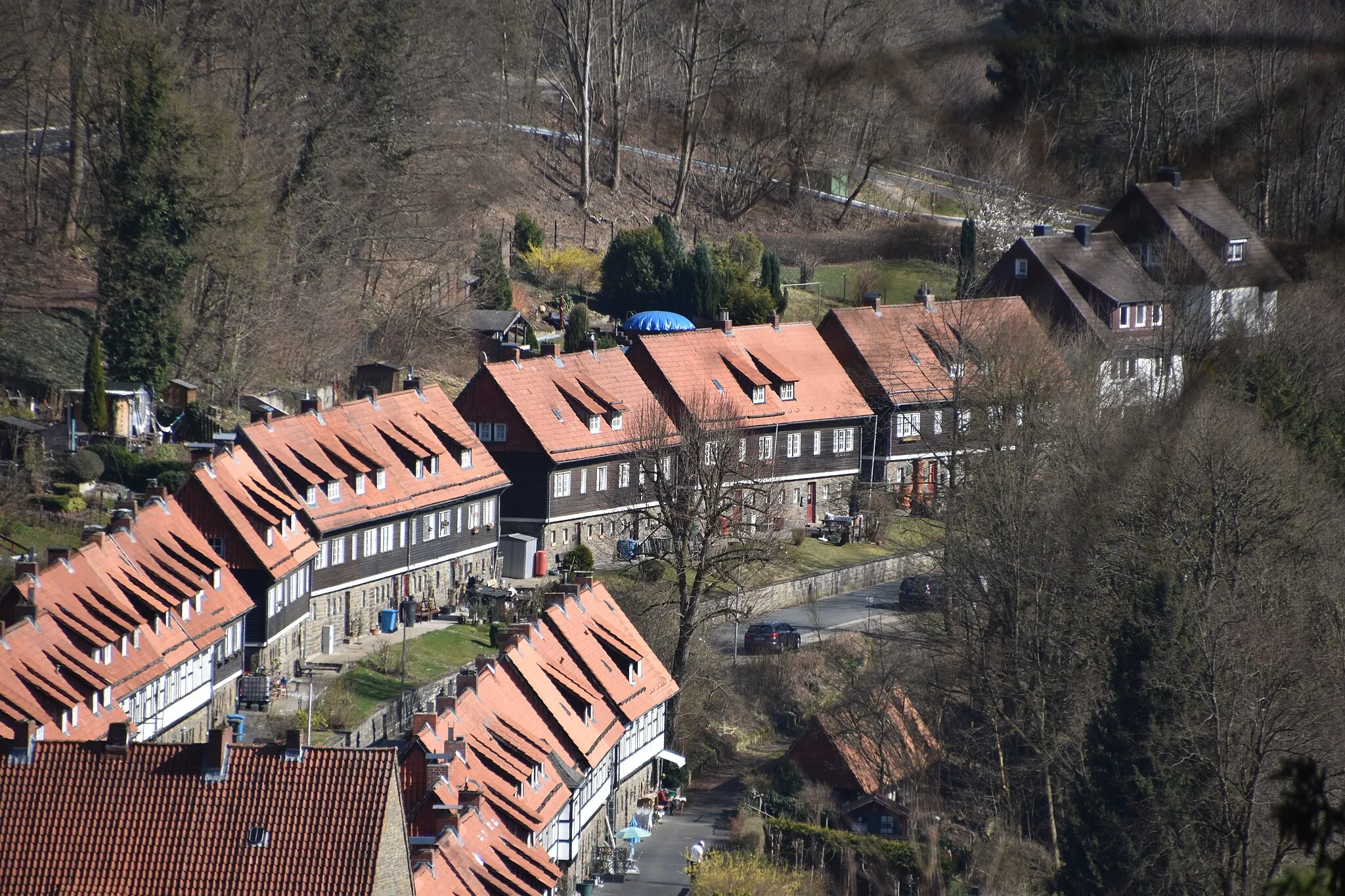 Photo showing: Wohnhäuser der Iberg-Siedlung in Bad Grund (Harz), errichtet 1938-1940 für Arbeiter des Steinbruchs Winterberg, die aus Südtirol stammten. Meist massives Untergeschoss aus Bruchsteinen mit Fachwerkobergeschoss.