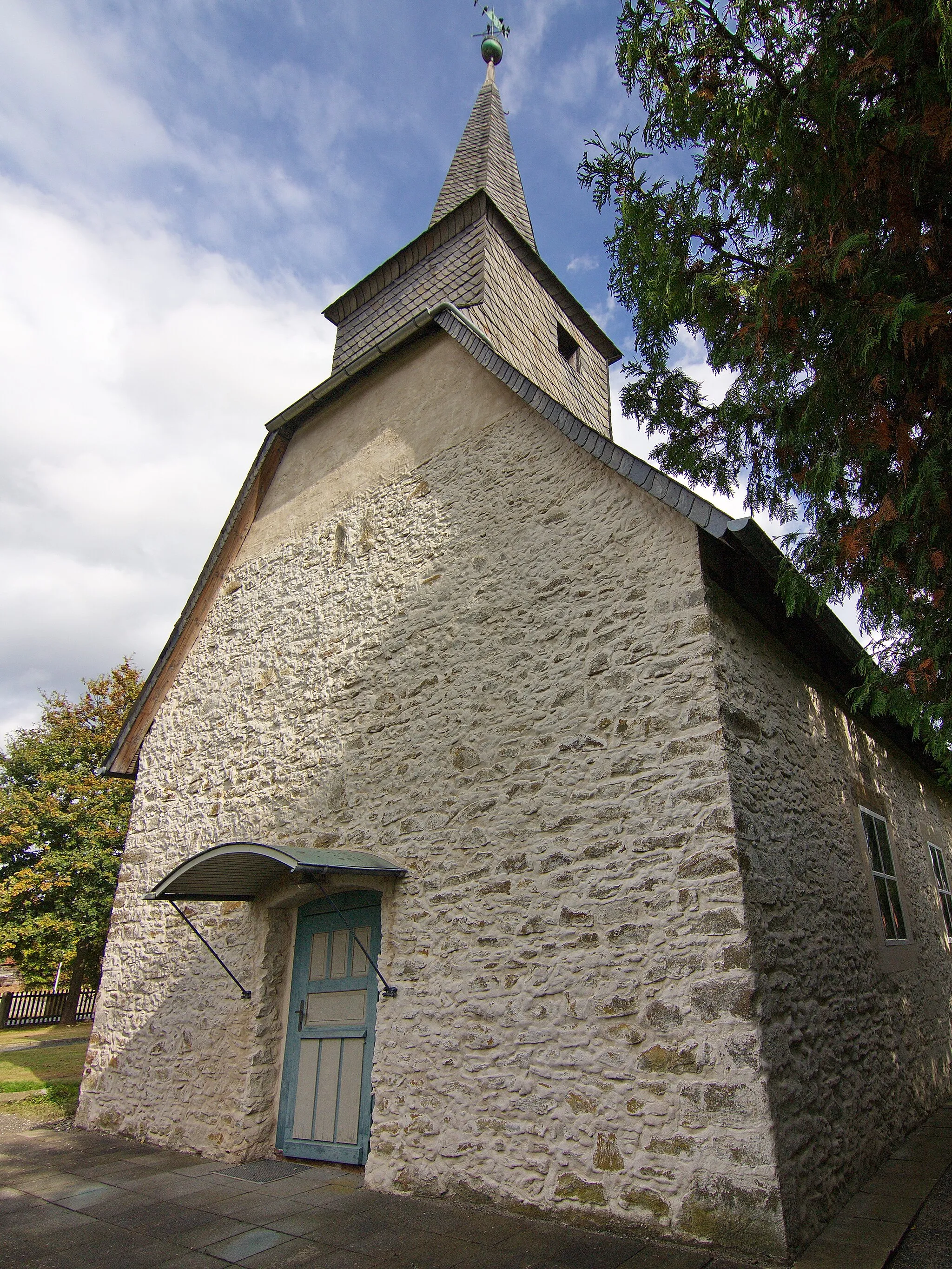 Photo showing: Eine der beiden Glocken im Turm der heutigen Kirche wurde im Jahre 1502 gegossen. Über einem Fenster des Kirchengebäudes befindet die: "IOST CUERDES ANNO 1614". Ob in diesem Jahr die Kirche neu erbaut oder lediglich renoviert wurde, ist nicht bekannt.