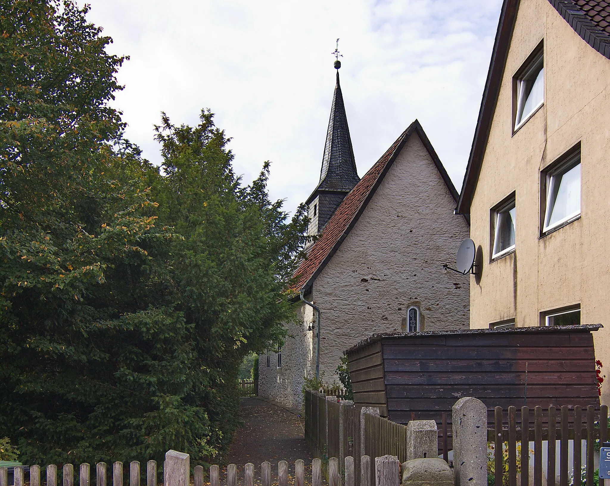 Photo showing: Eine der beiden Glocken im Turm der heutigen Kirche wurde im Jahre 1502 gegossen. Über einem Fenster des Kirchengebäudes befindet die: "IOST CUERDES ANNO 1614". Ob in diesem Jahr die Kirche neu erbaut oder lediglich renoviert wurde, ist nicht bekannt.