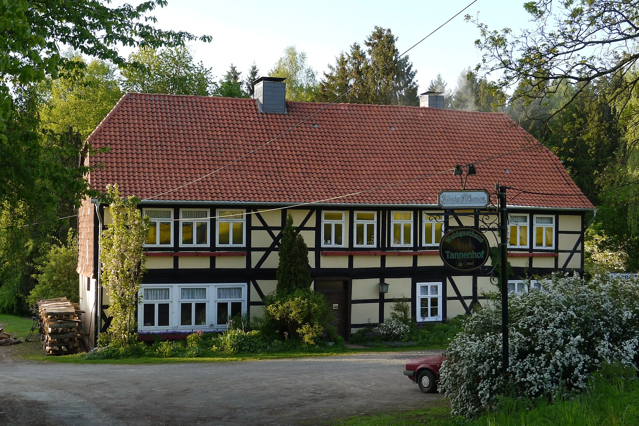 Photo showing: Ehemaliges Waldgasthaus von Könneckenrode (Wallmoden) - Blick von der Bundesstraße 248