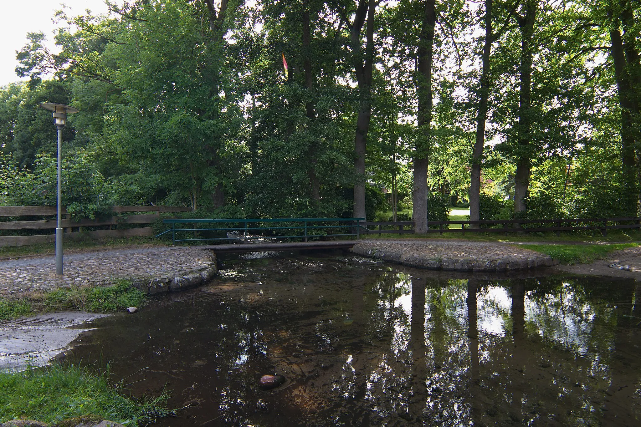 Photo showing: Die Furt über das Flüsschen Lachte liegt imitten des Dorfes Steinhorst in Niedersachsen, Deutschland