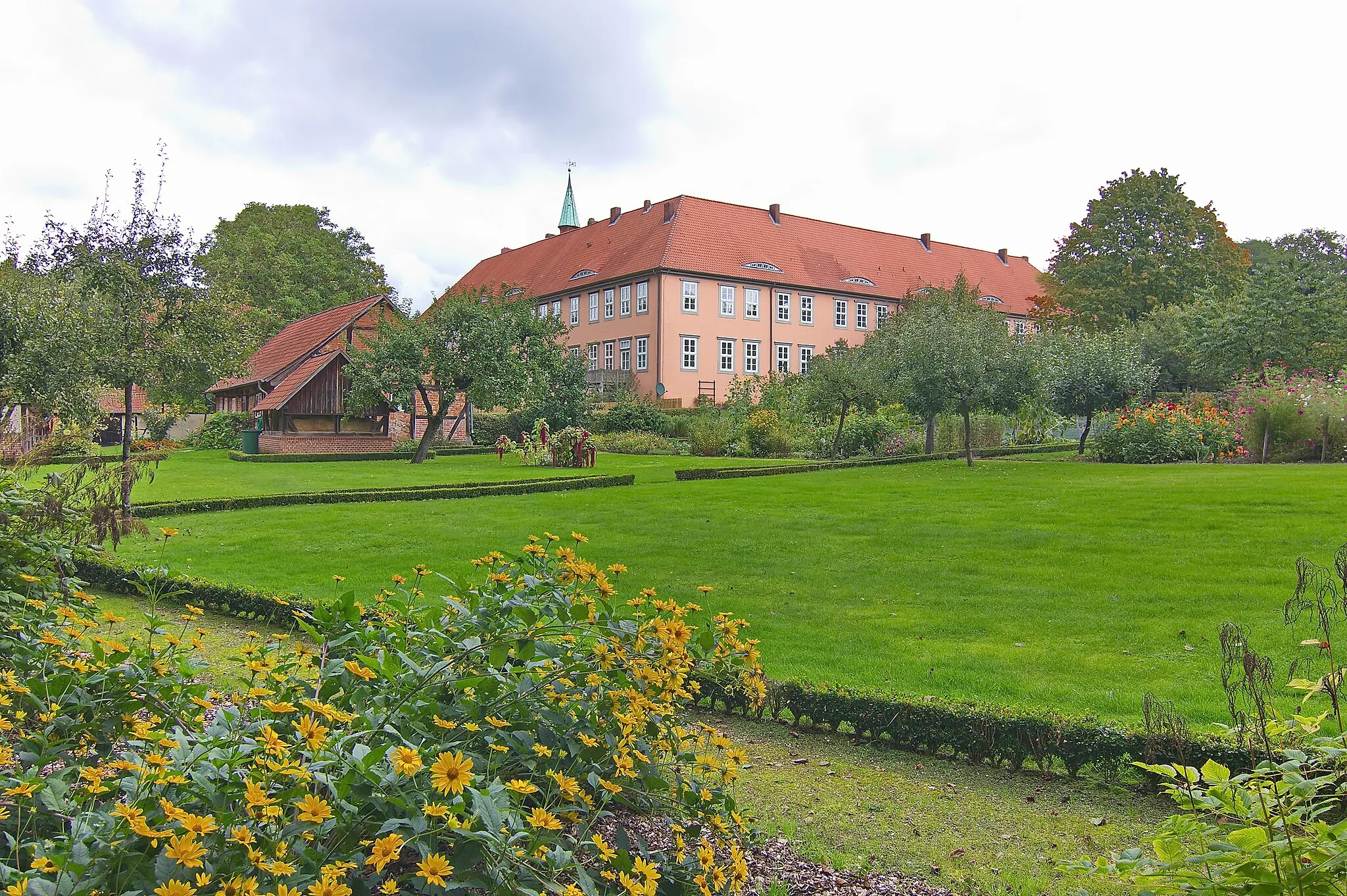 Photo showing: Das Kloster Isenhagen am Ortsrand von Hankensbüttel entstand in den Jahren 1345–1350 als Zisterzienserinnenkloster und ist seit 1540 ein evangelisches Damenstift.