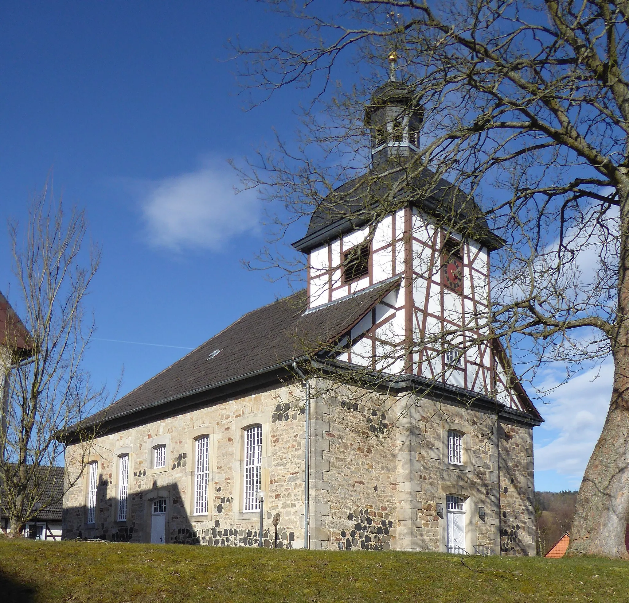 Photo showing: Ev.-luth. Kirche in Benterode, Gemeinde Staufenberg, Südniedersachsen. Erbaut 1786/87 nach Abriss des baufälligen Vorgängerbaus, wahrscheinlich aus Steinen der benachbarten Burg Sichelnstein