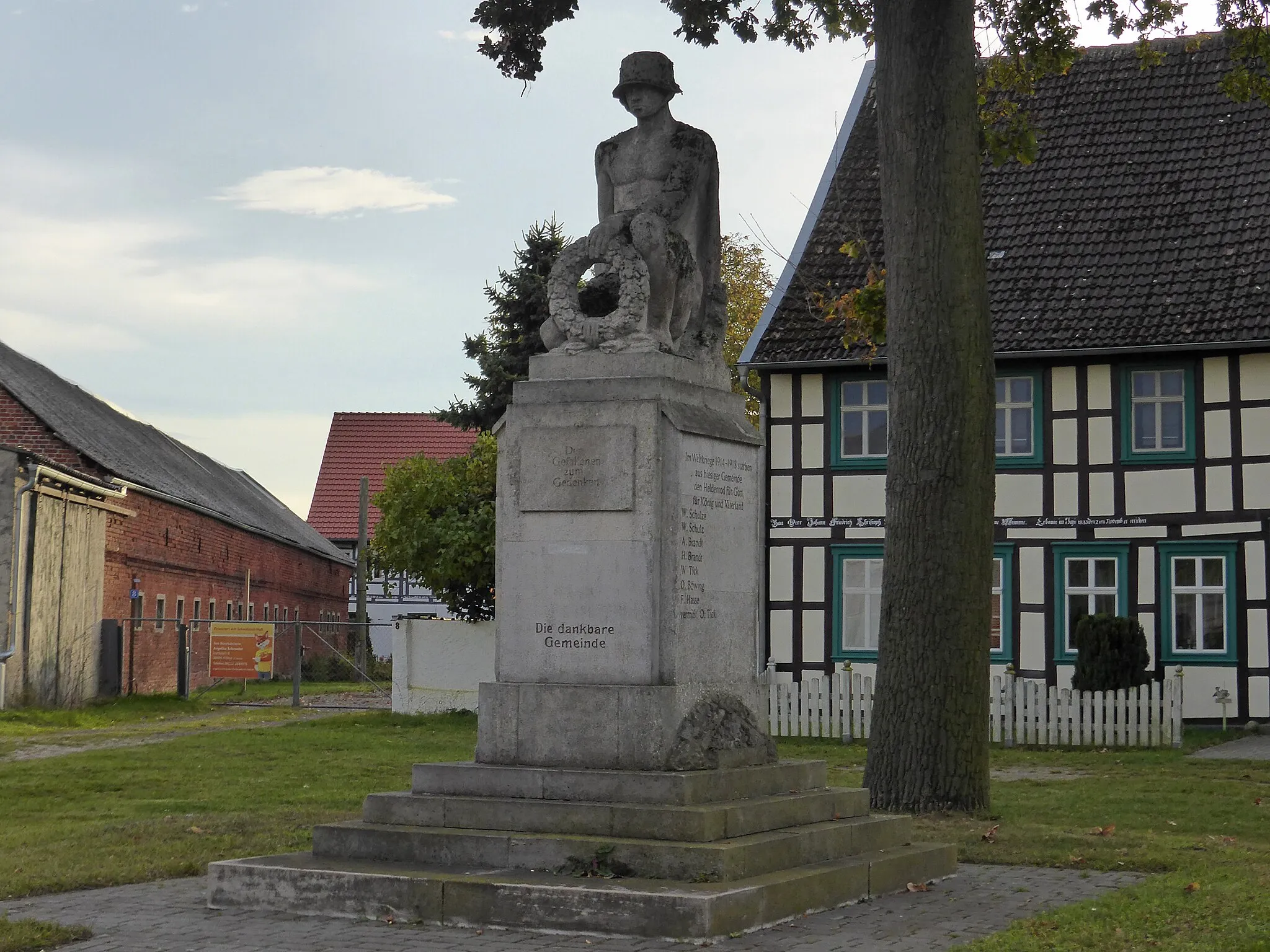 Photo showing: Kriegerdenkmal in Röwitz für die Opfer der beiden Weltkriege.