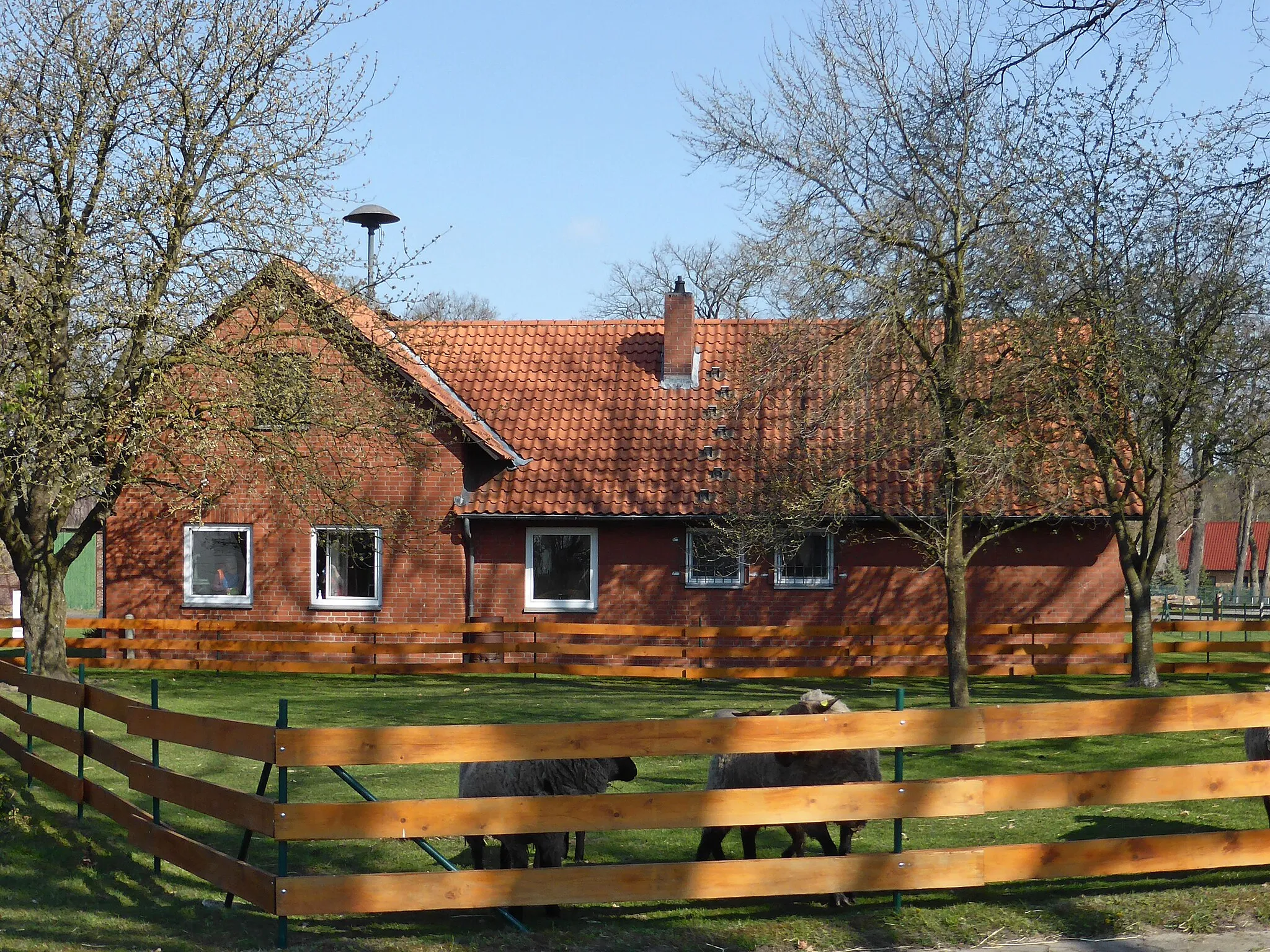 Photo showing: Feuerwehrhaus in Pollhöfen, ehemalige Schule?
