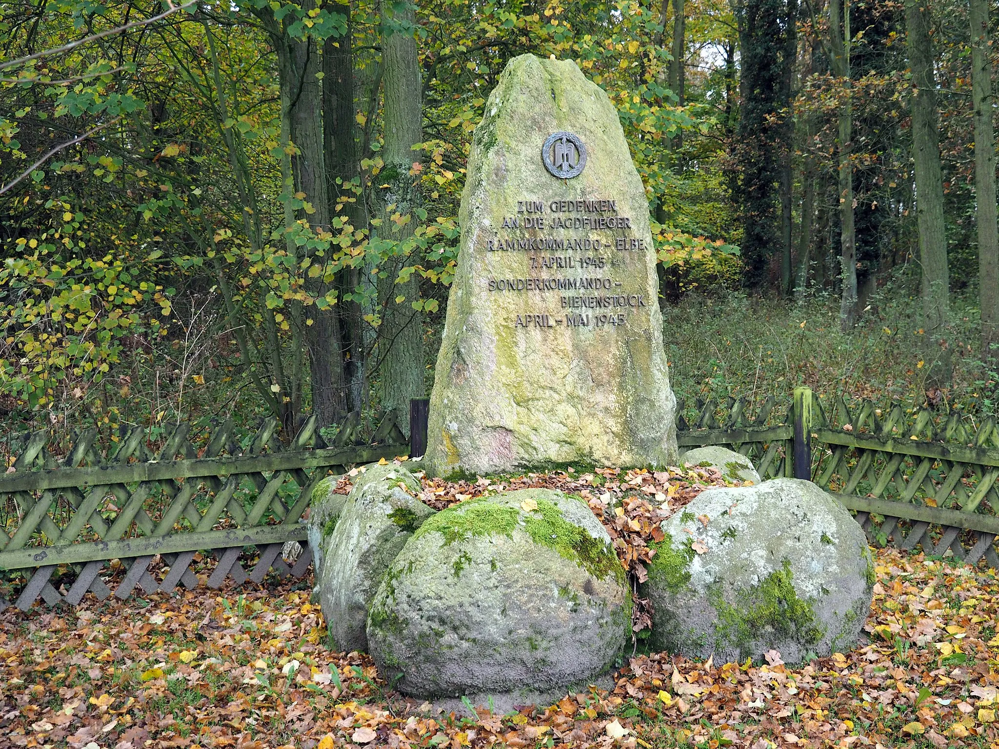 Photo showing: Gedenkstein nördlich von Bockelskamp (Gemeinde Wienhausen) für das Rammkommando Elbe und Sonderkommando Bienenstock.