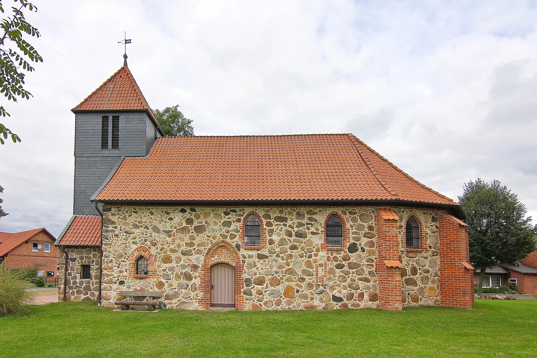 Photo showing: Die St. Gabrielkirche in Darrigsdorf (Wittingen) wurde Ende des 14. Jahrhunderts als rechteckiger gotischer Feldsteinbau errichtet