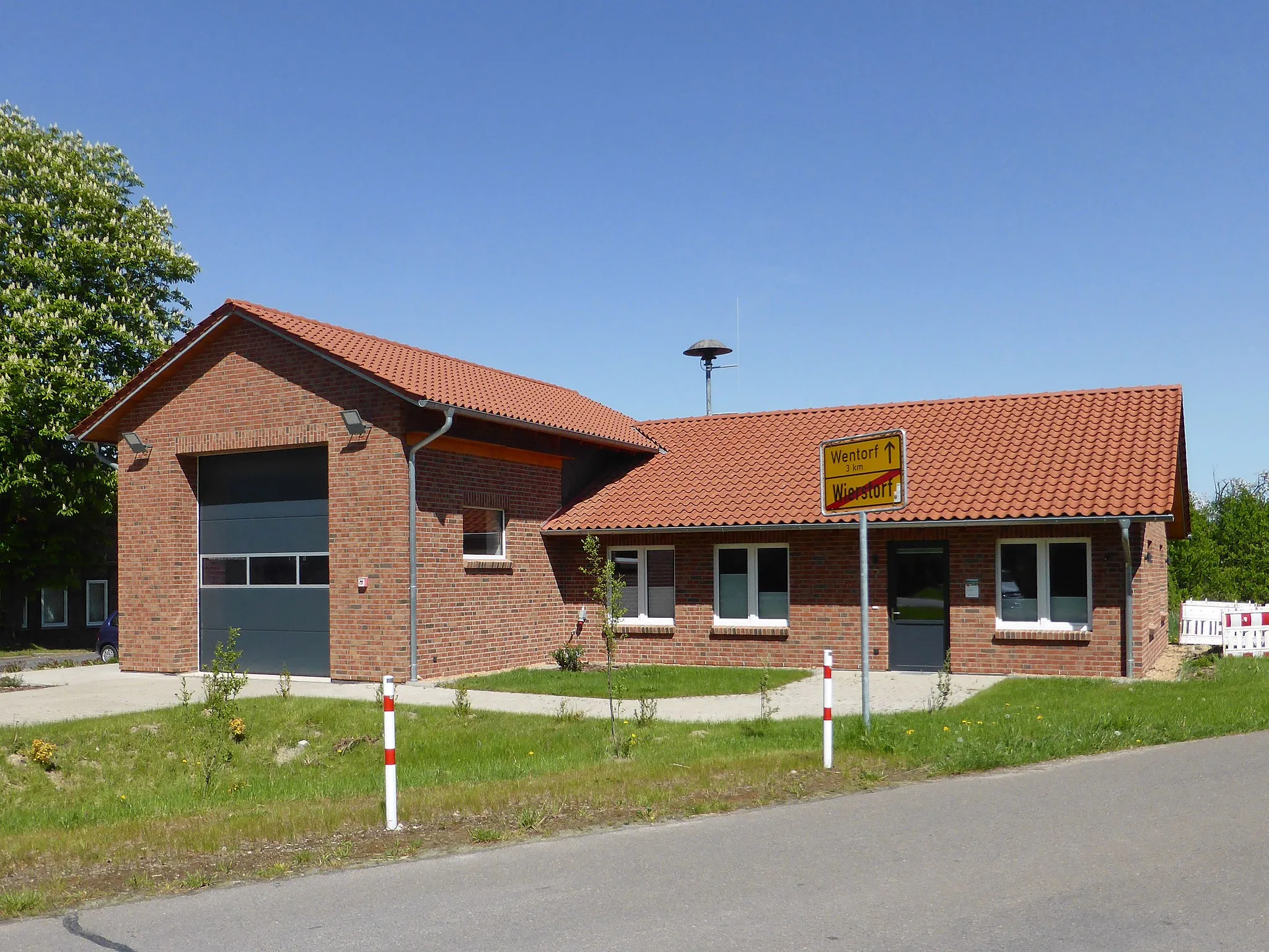 Photo showing: Feuerwehrhaus in Wierstorf.