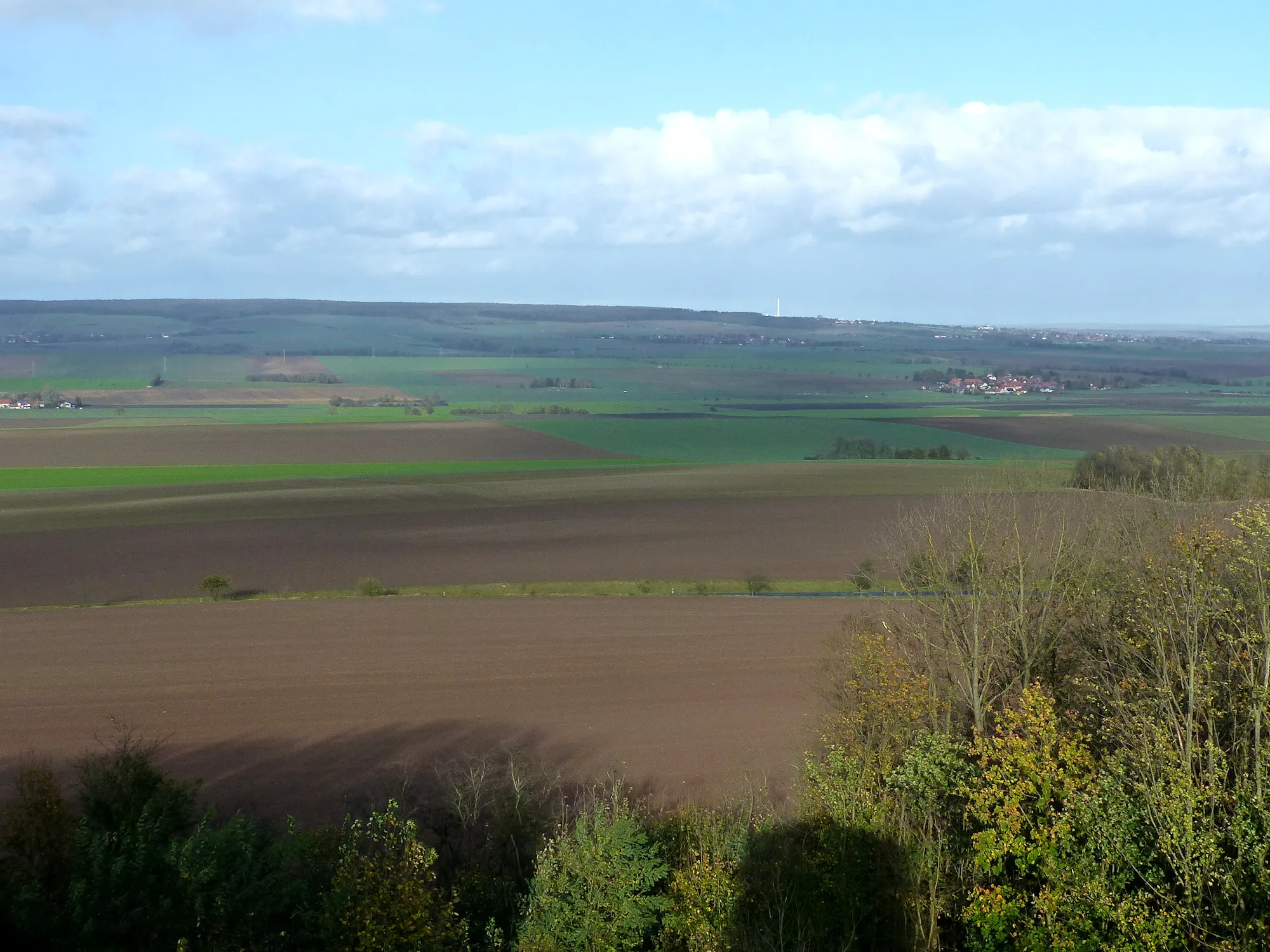 Photo showing: Blick vom Heeseberg nach Schöningen am Elm und Dobbeln über den Ostrand der Schöppenstedter Mulde